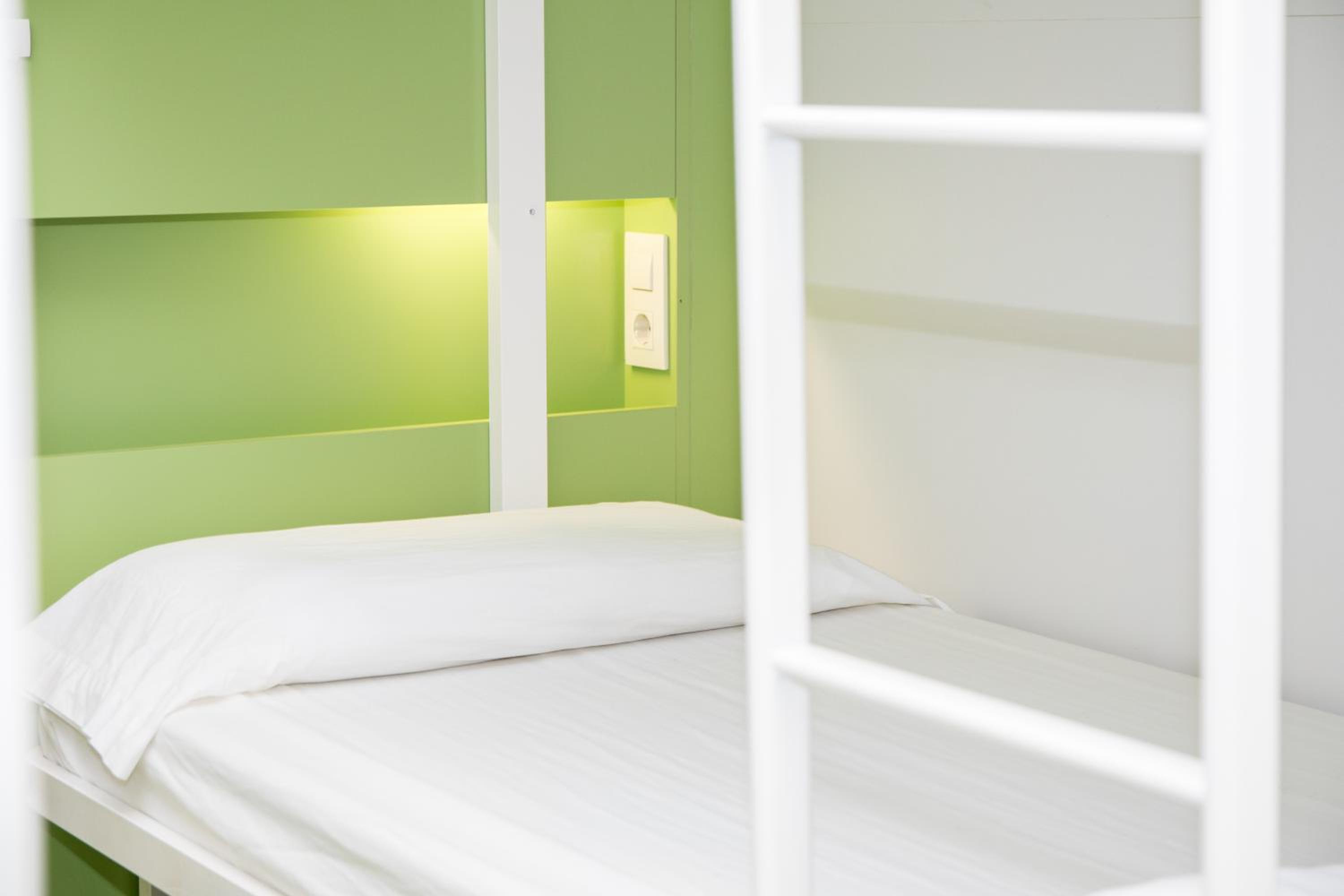 Cama en Dormitorio Mixto de 12 Camas
