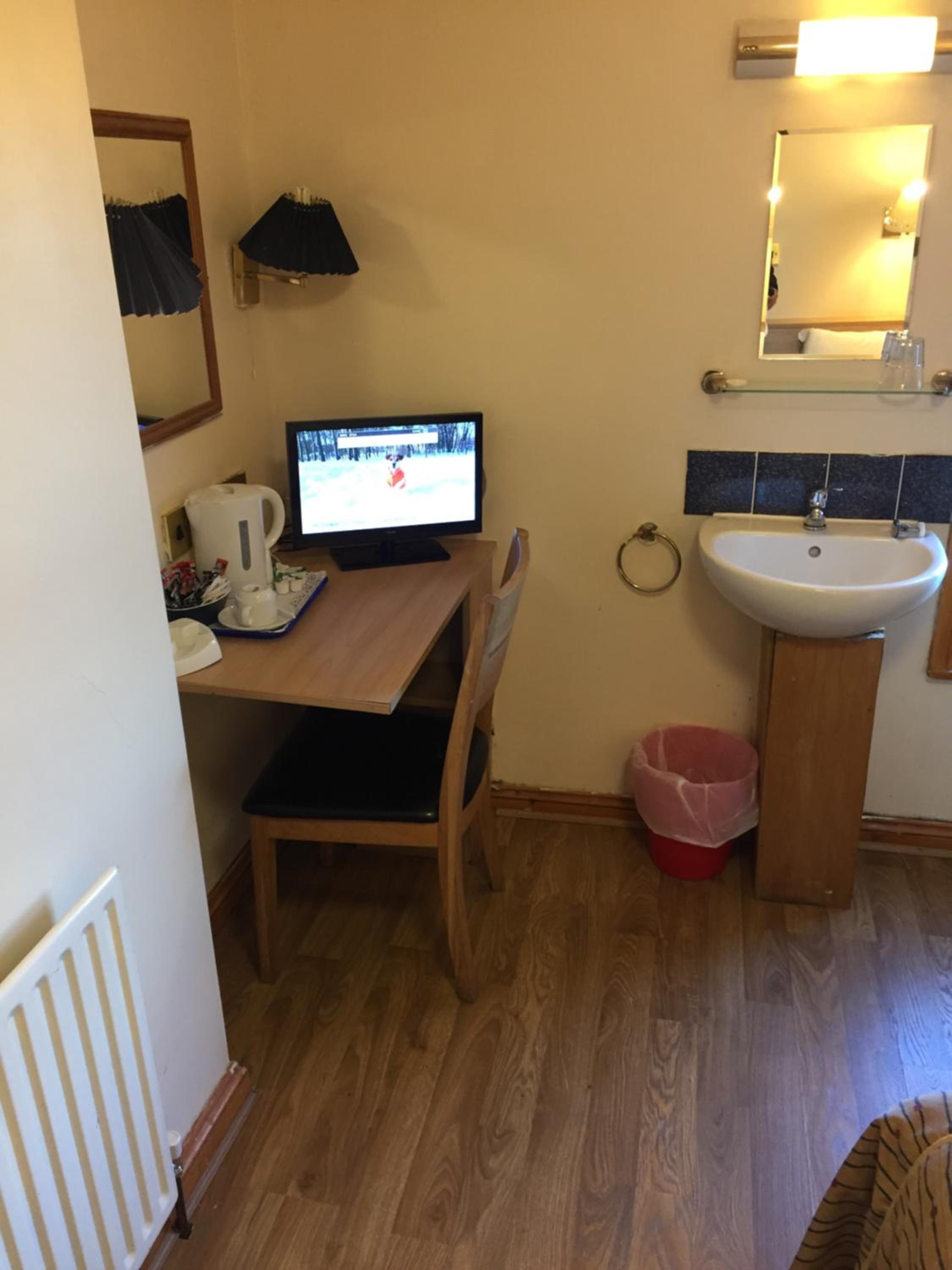 Single Room with Shared Bathroom photo 3