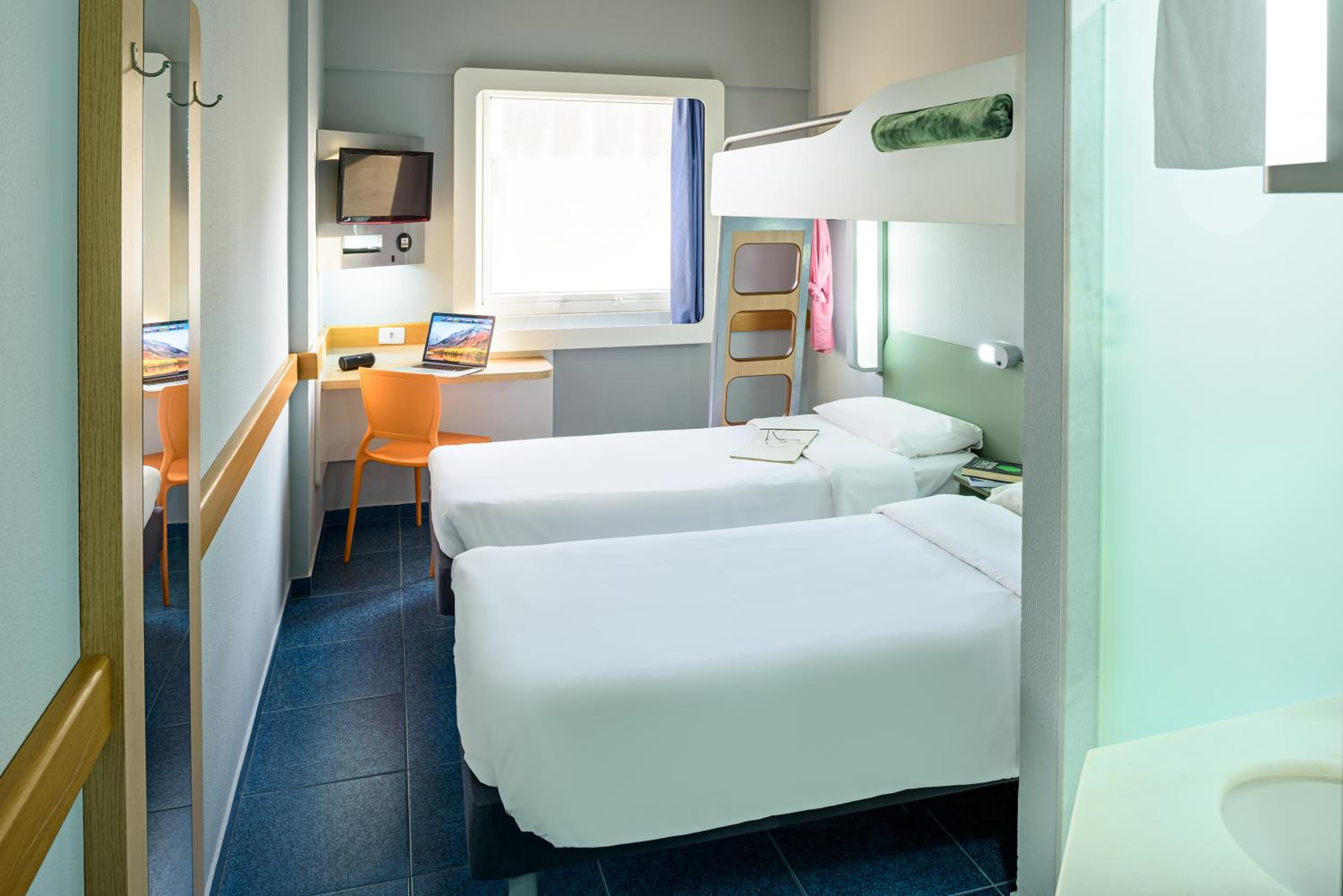 Twin Room with Two Single Beds and Bunk Bed photo 2