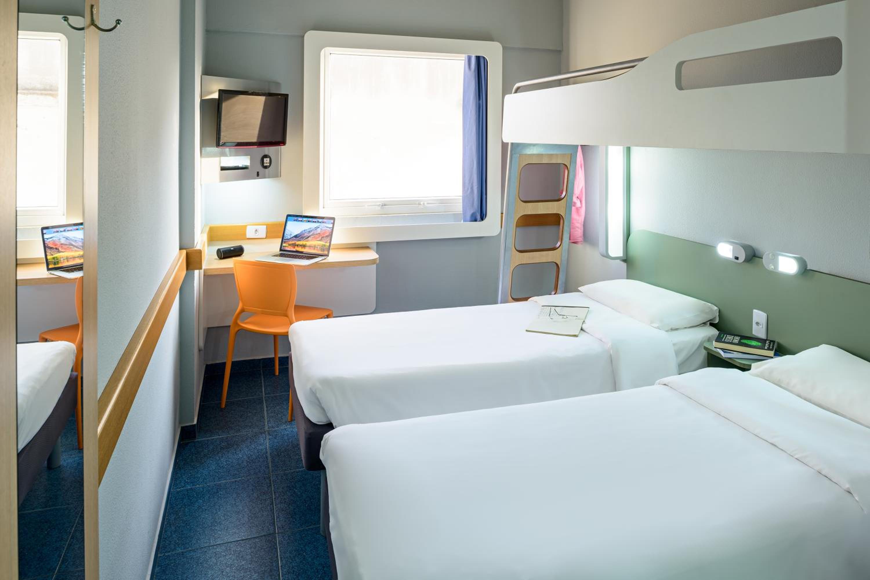 Twin Room with Two Single Beds and Bunk Bed photo 1