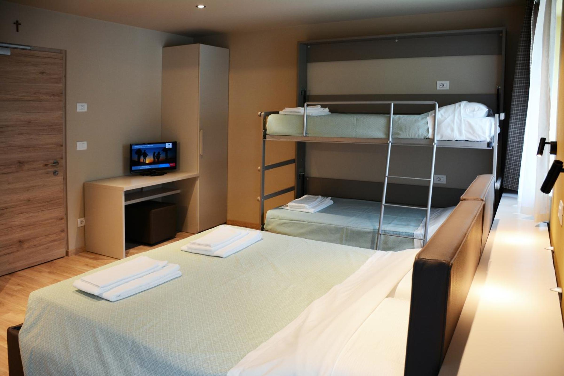 Quadruple Room with Private Bathroom photo 3