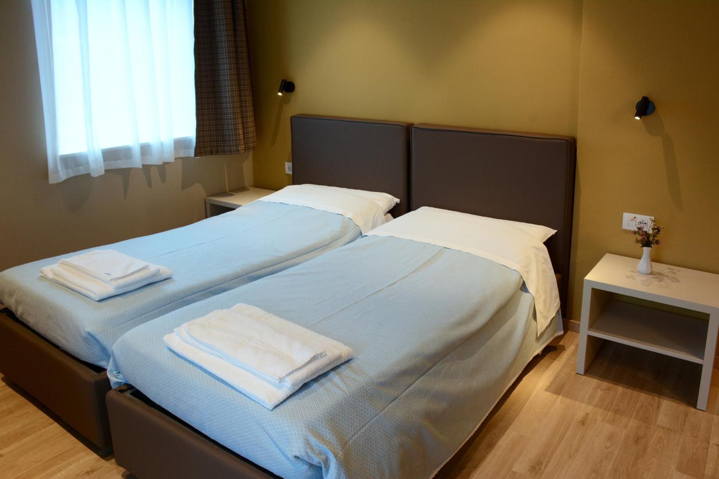 Double or Twin Room with Private Bathroom - Photo 7