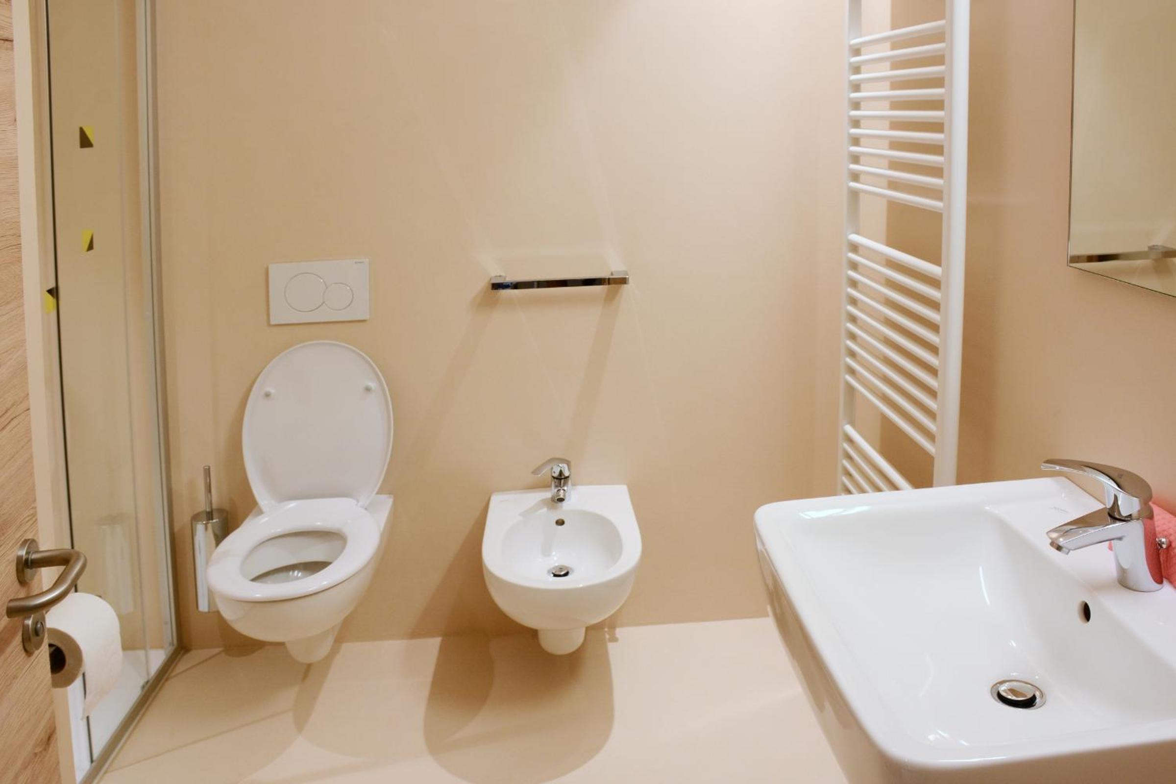 Double or Twin Room with Private Bathroom - Photo 4