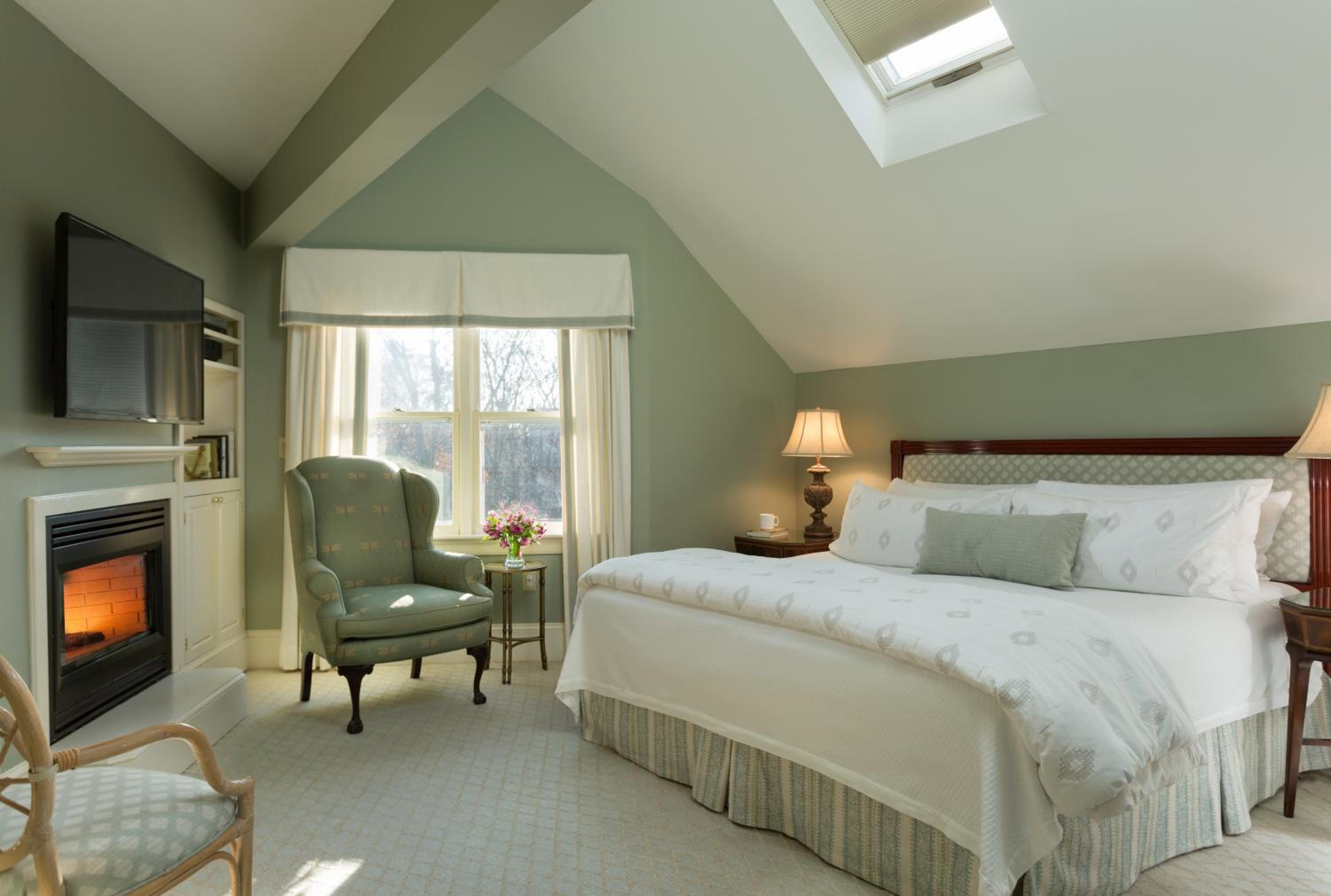 Deluxe Queen Room with Fireplace and Spa Bath photo 3