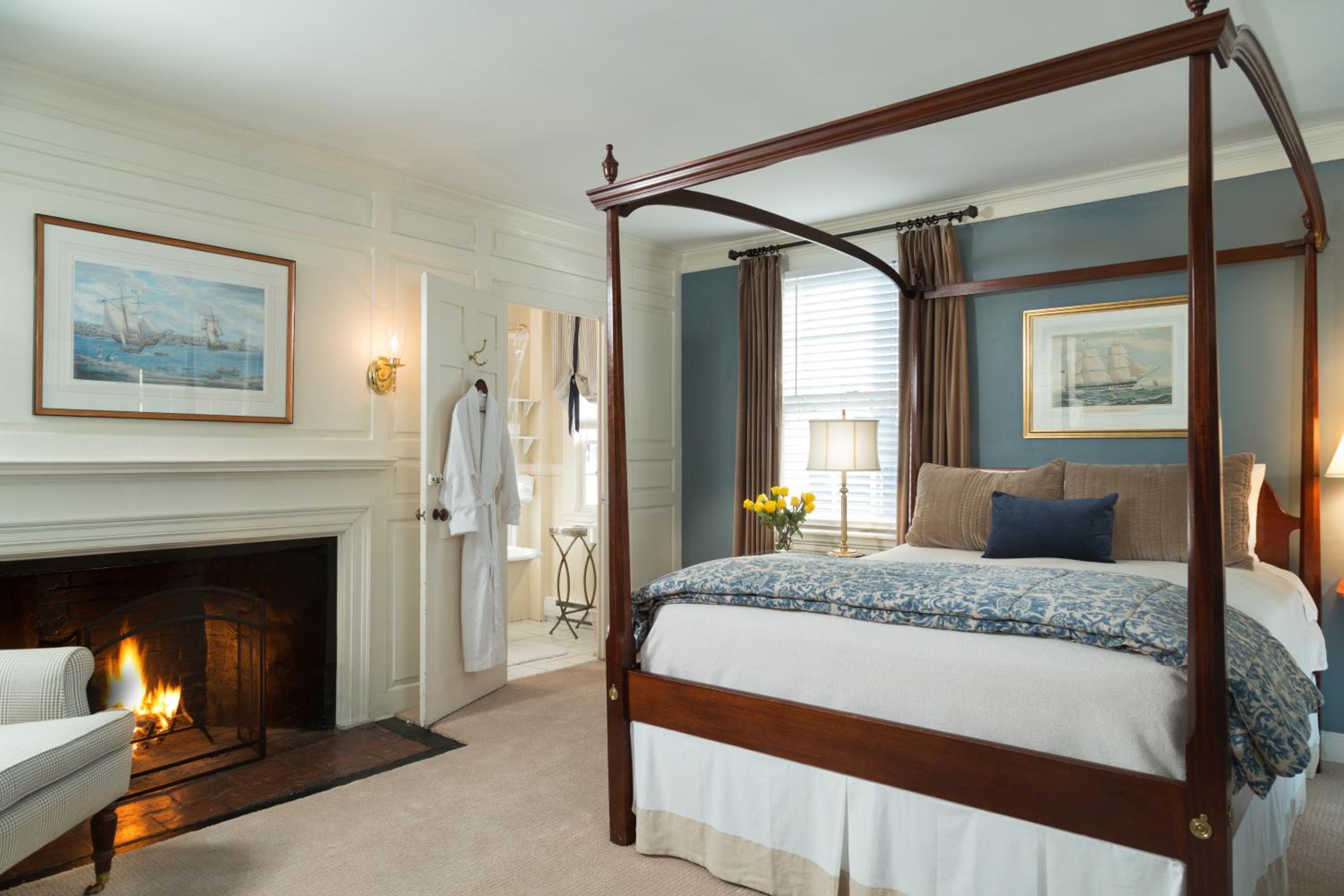 Queen Room with Fireplace