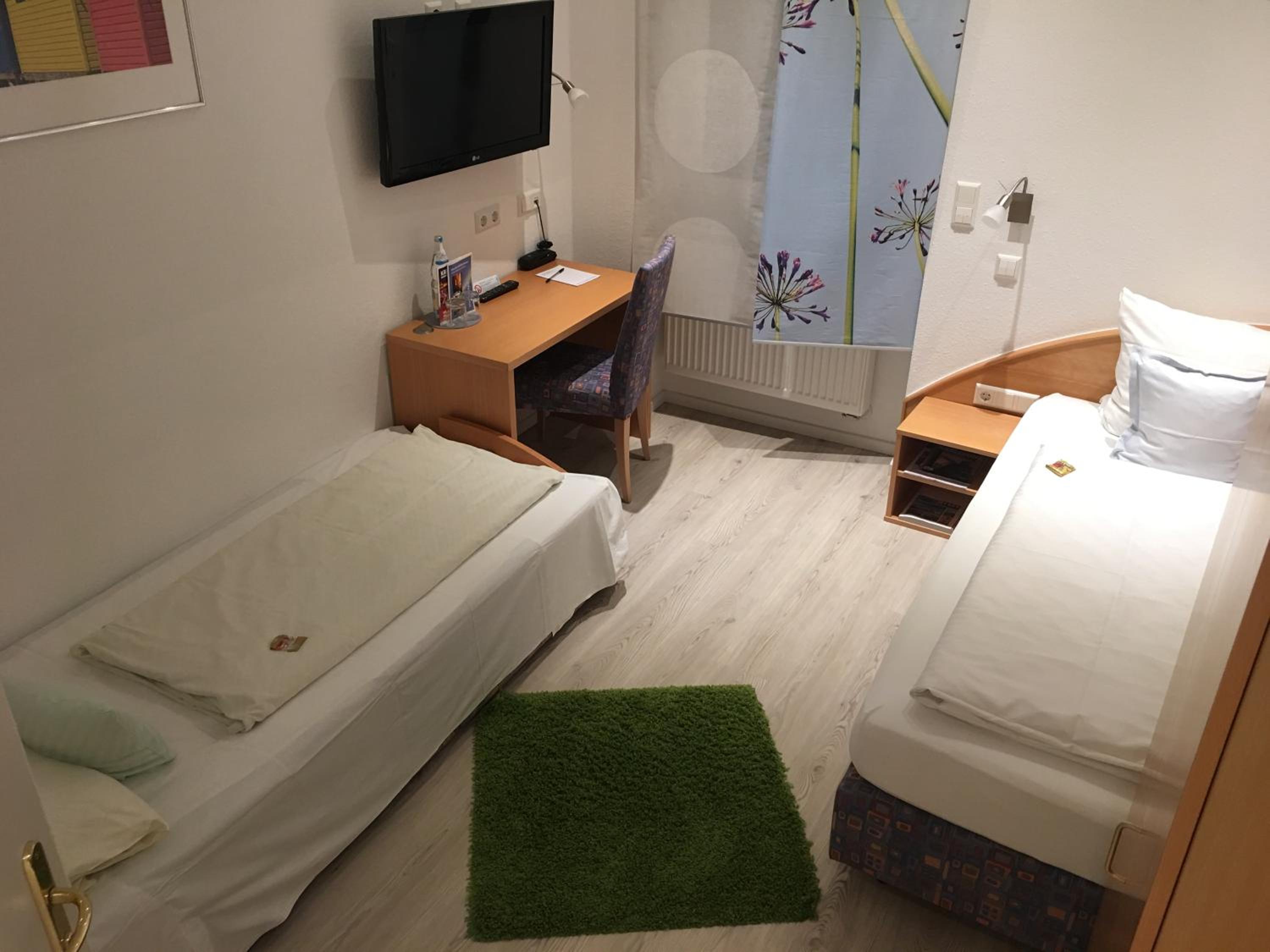 Small Twin Room photo 1