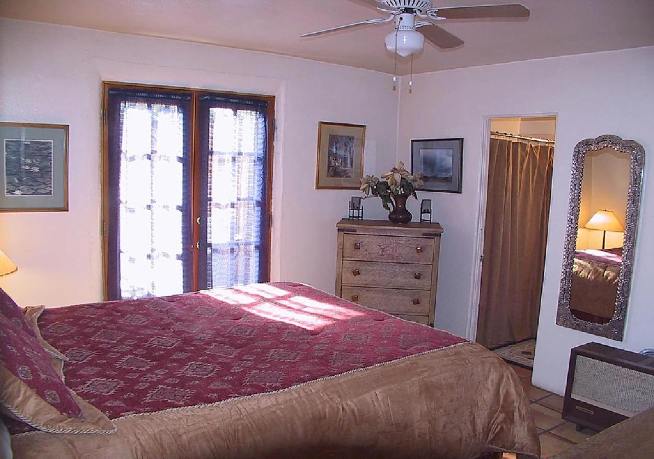  Deluxe Efficiency Queen Suite, Sofa Bed, Living Room, Non Smoking  - Photo 3