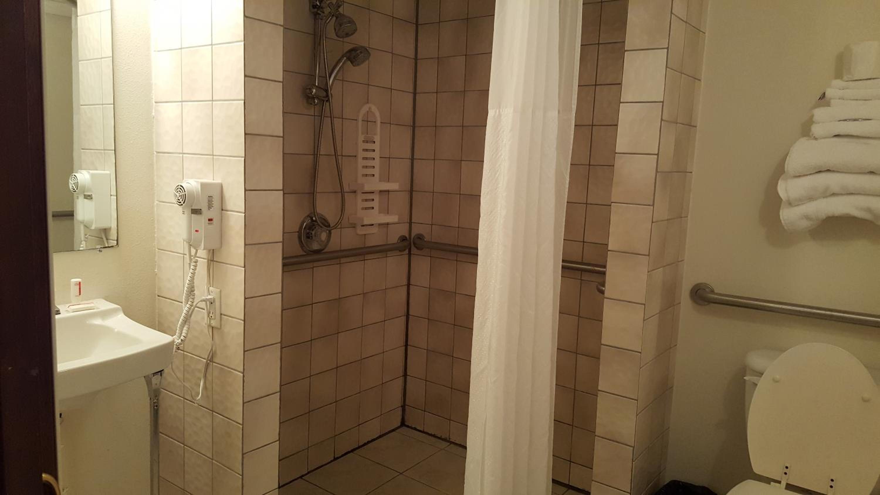 Queen Room - Disability Access - Photo 2