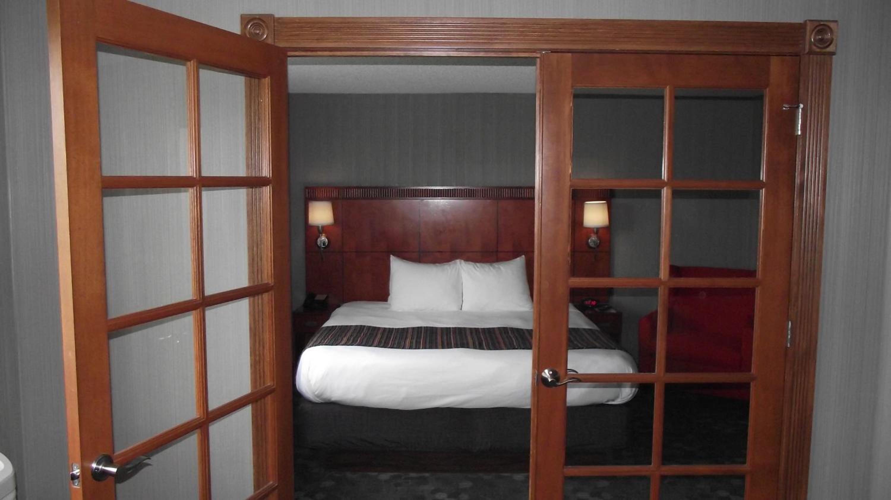 One-Bedroom King Suite - Photo 8