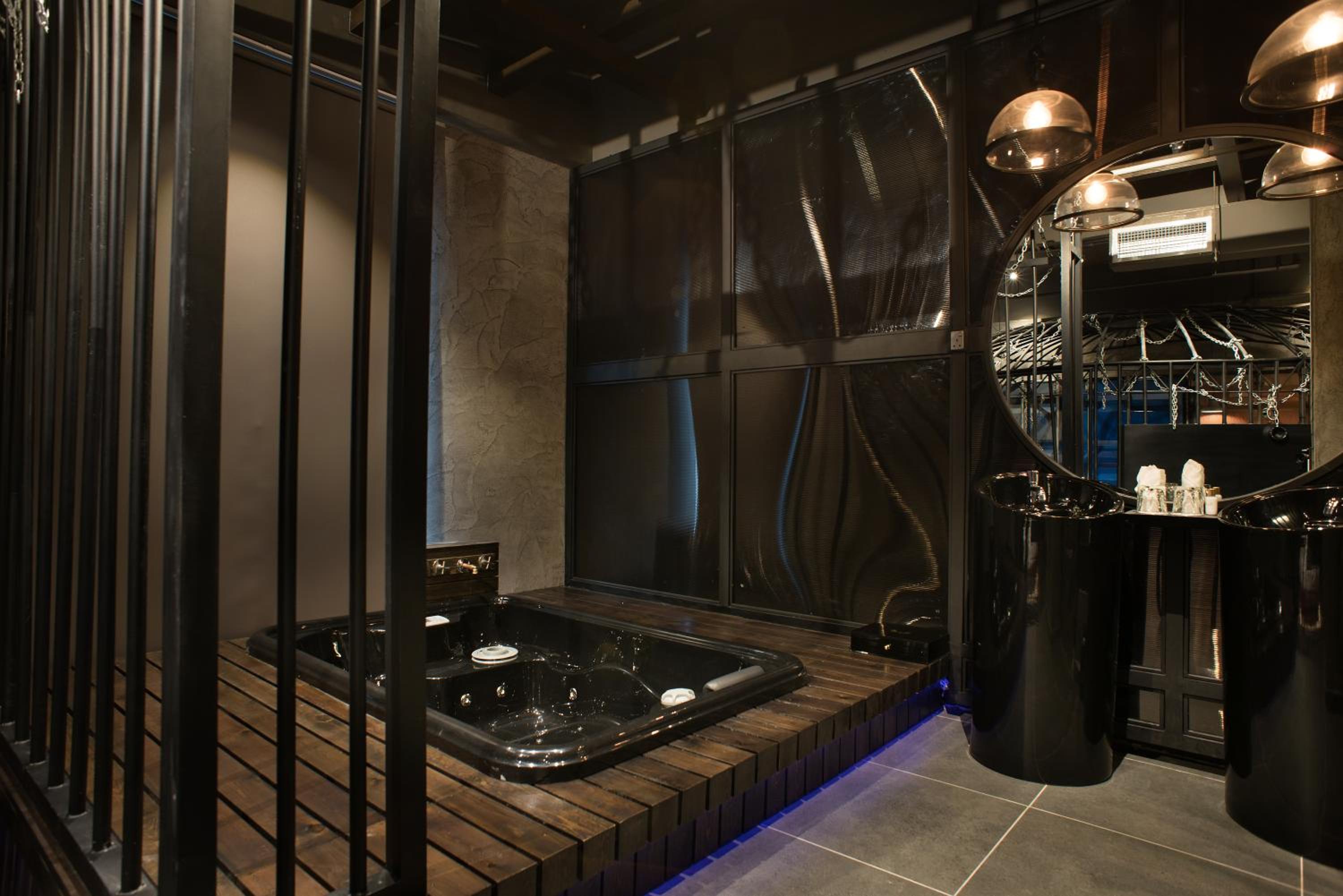 Prison Suite photo 3