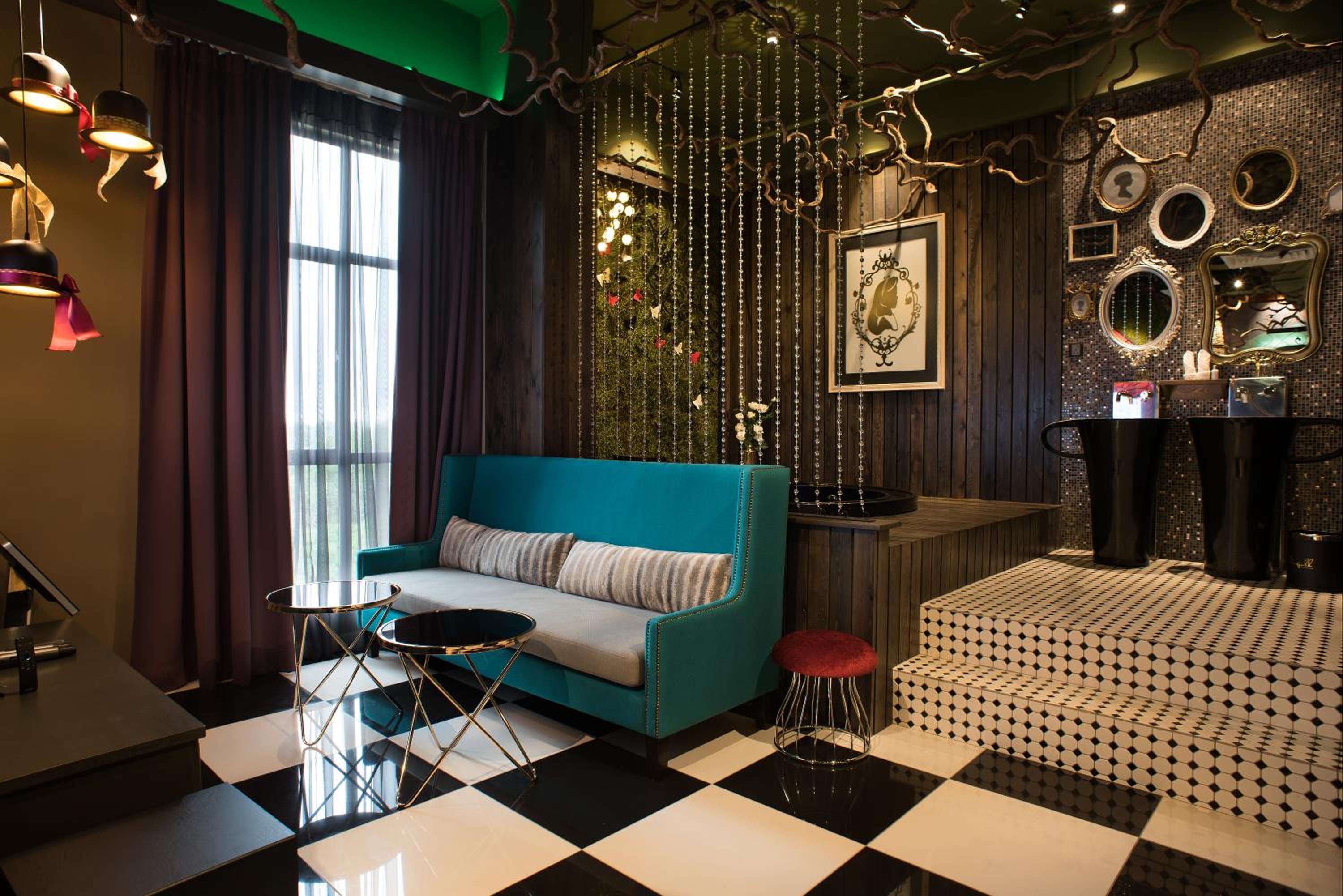 Alice In Wonderland Suite photo 3