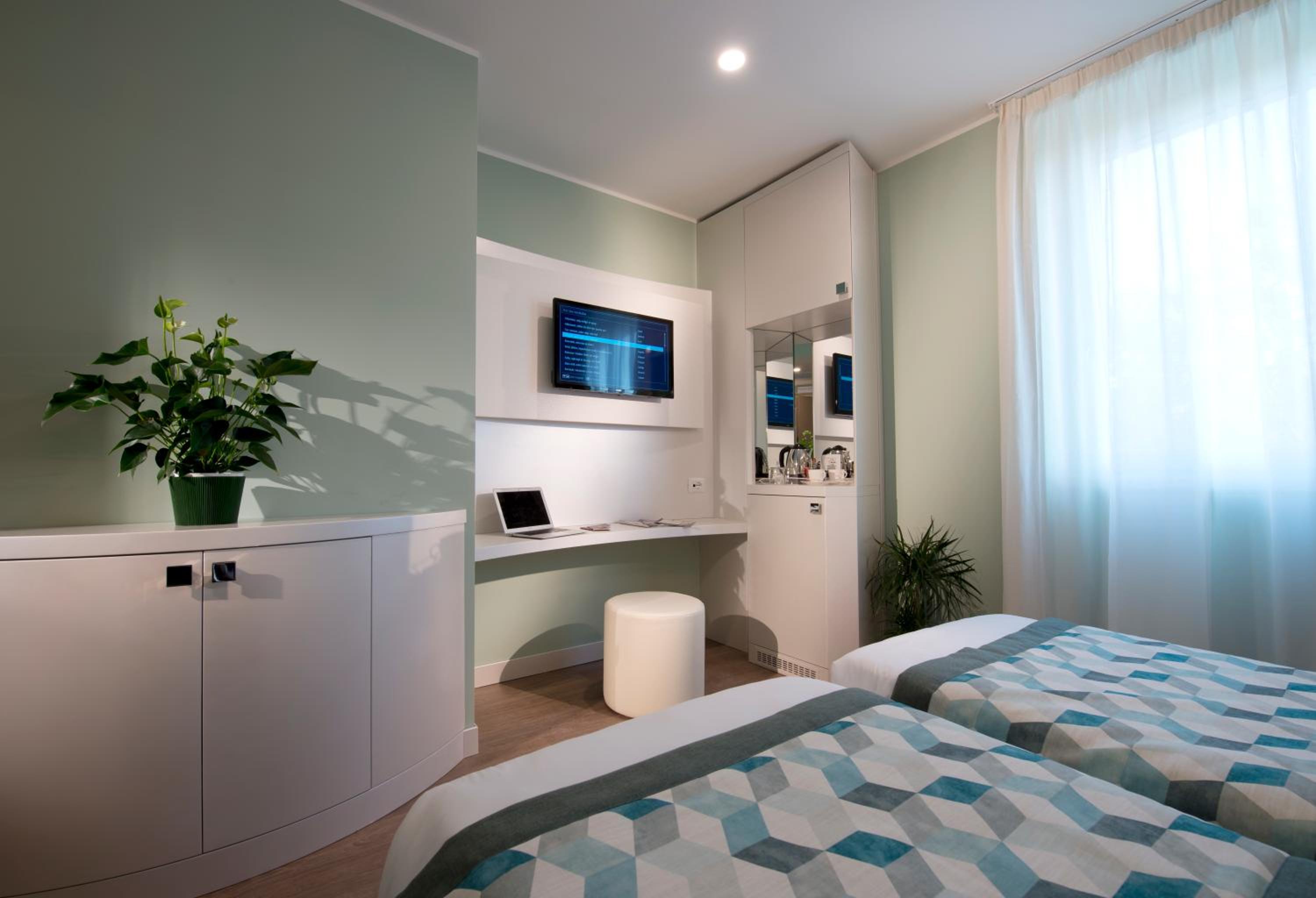Superior Double Room thumbnail 6