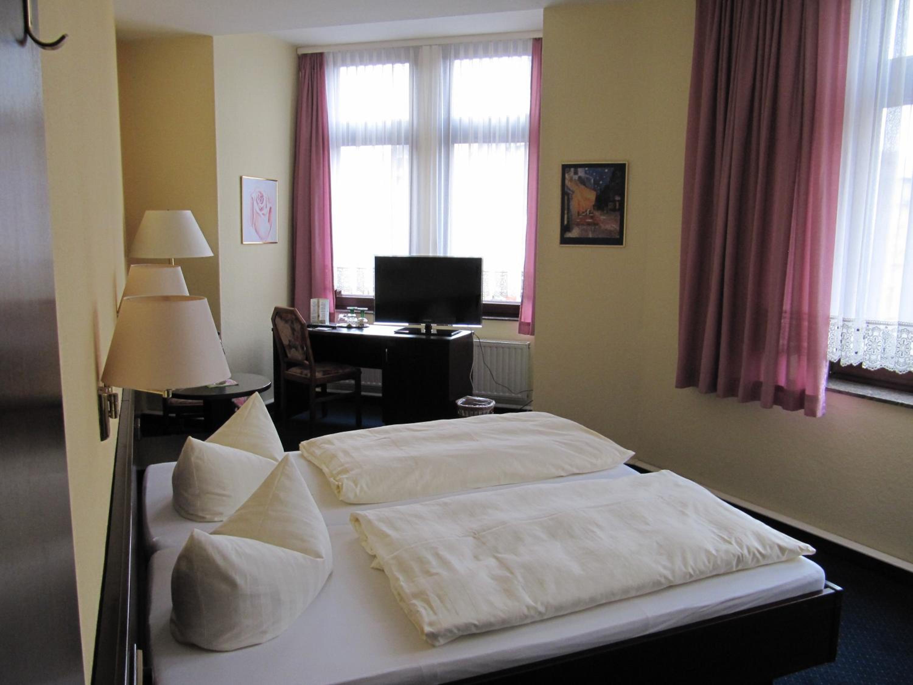 Double or Twin Room - Photo 4