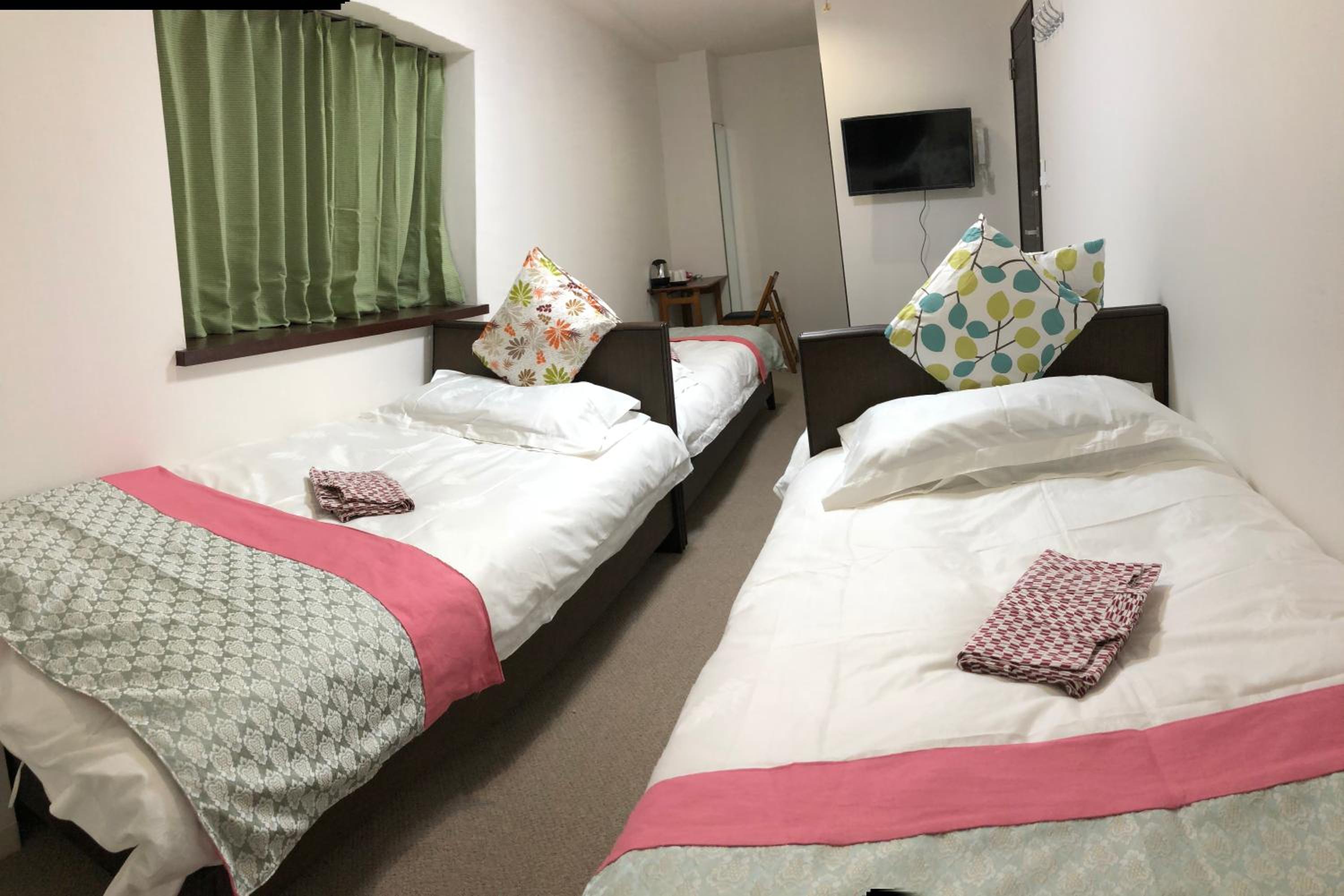 Quadruple Room with Private Bathroom photo 2