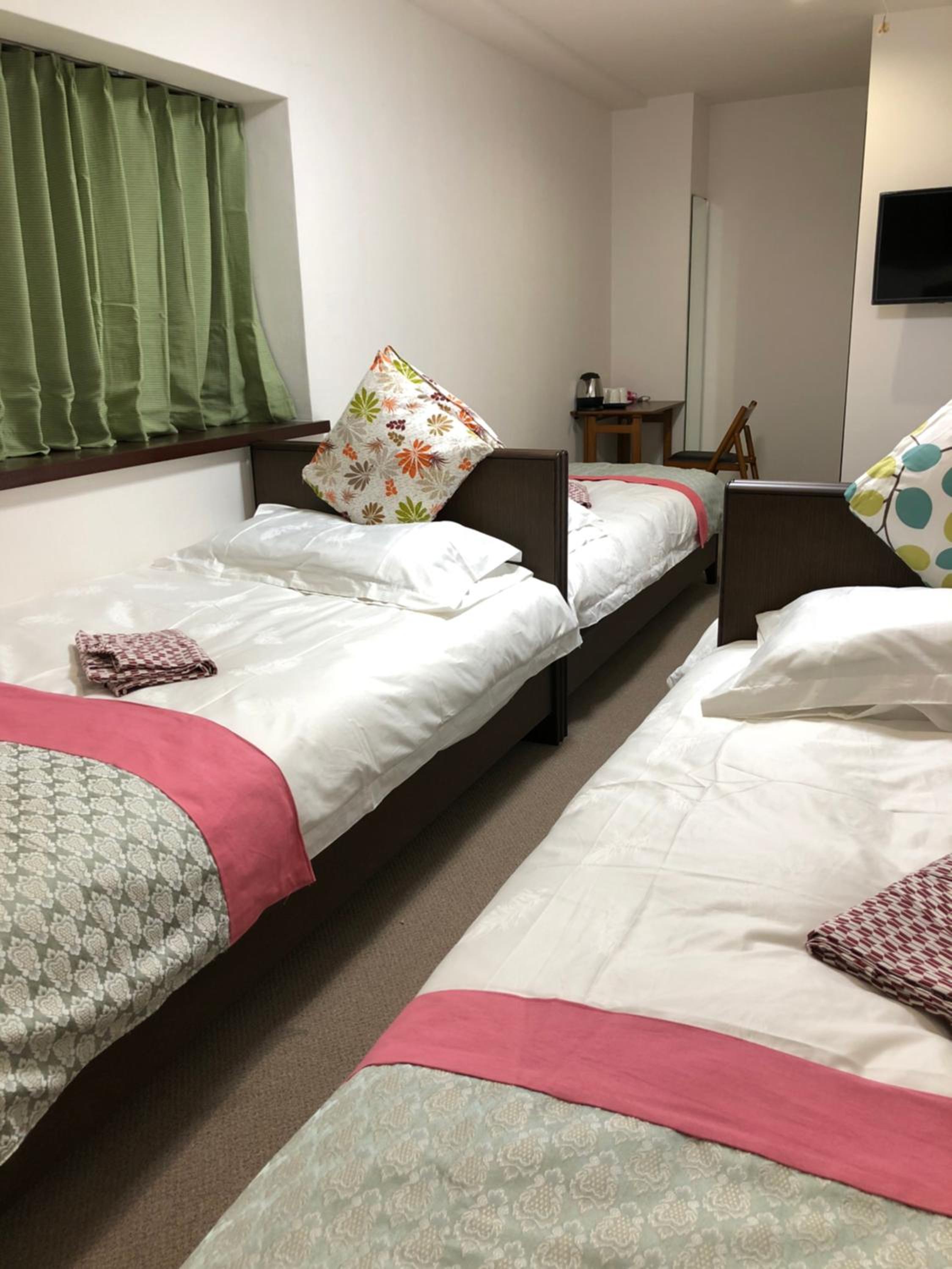 Quadruple Room with Private Bathroom photo 3