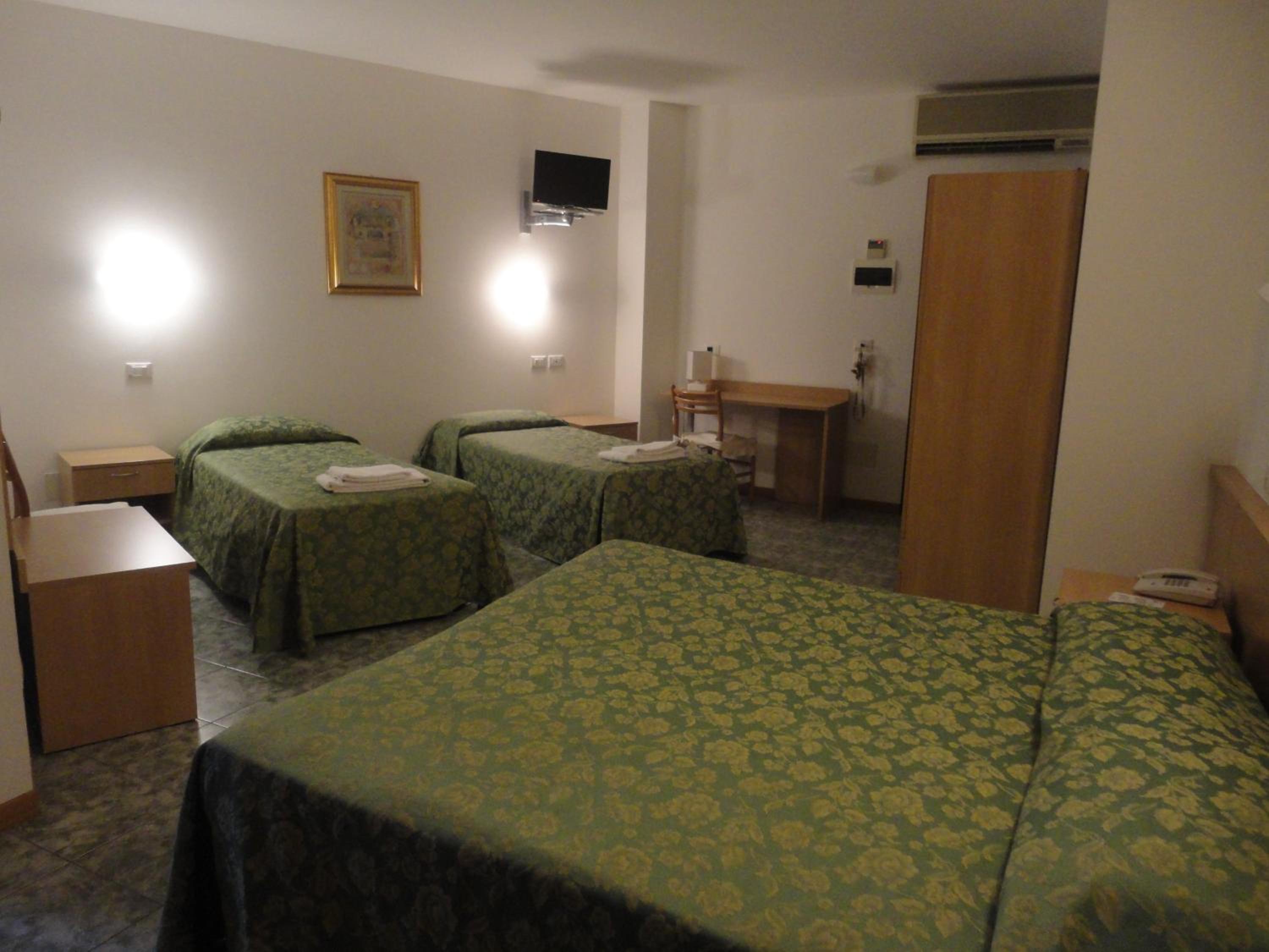 Quadruple Room - Photo 2
