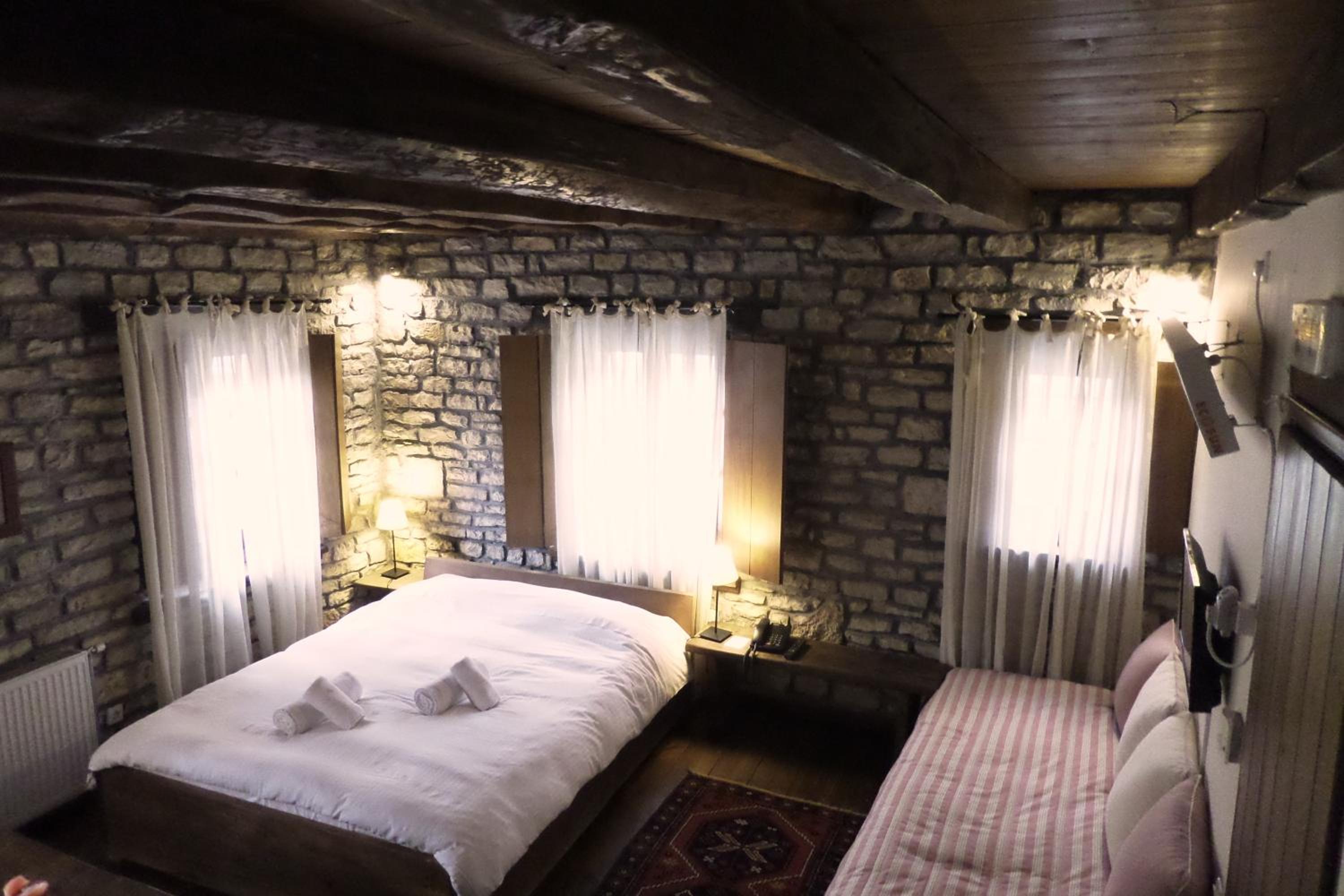 Deluxe Double Room - Photo 9