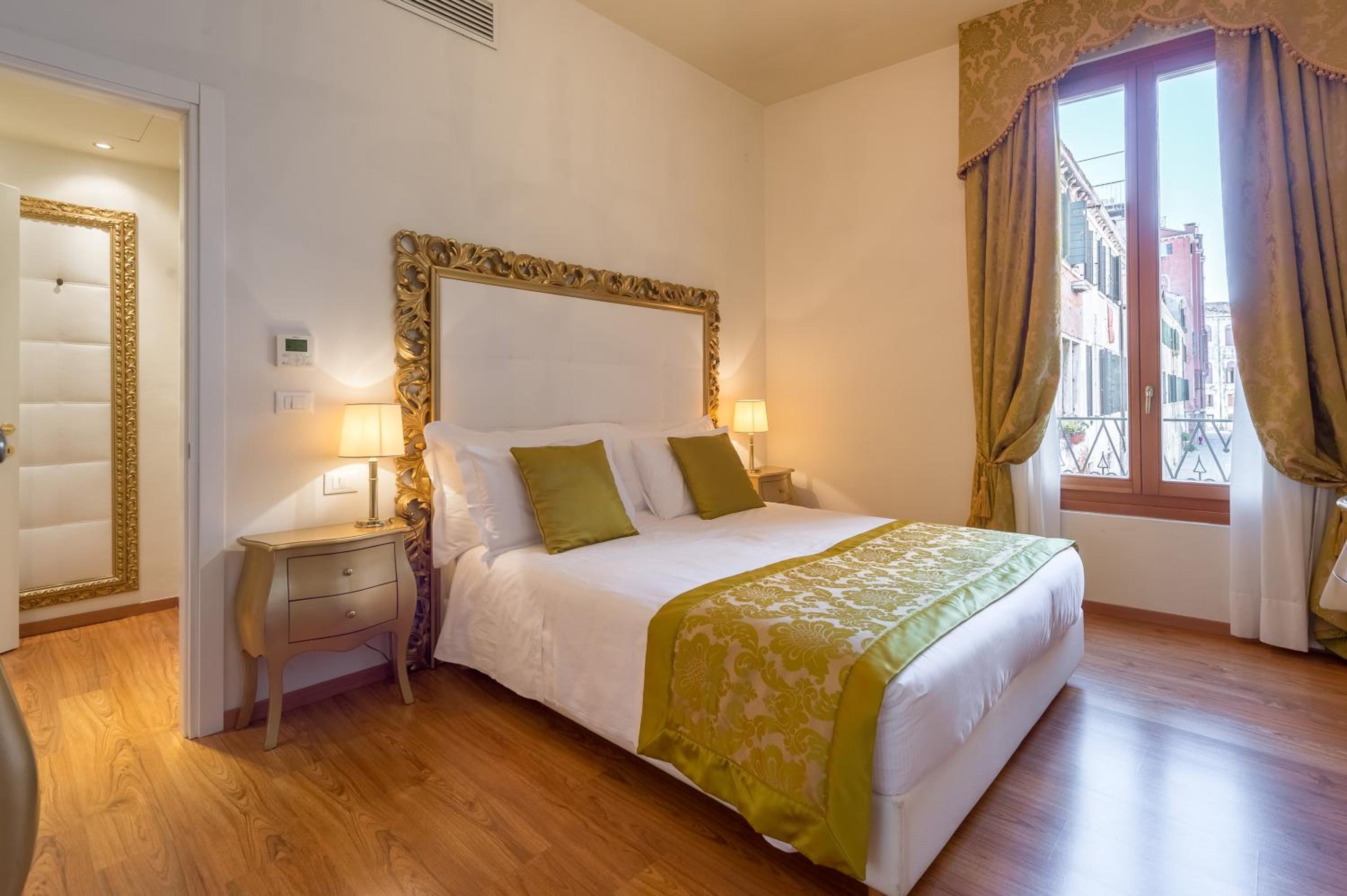 Deluxe One-Bedroom Apartment (3 Adults) photo 1
