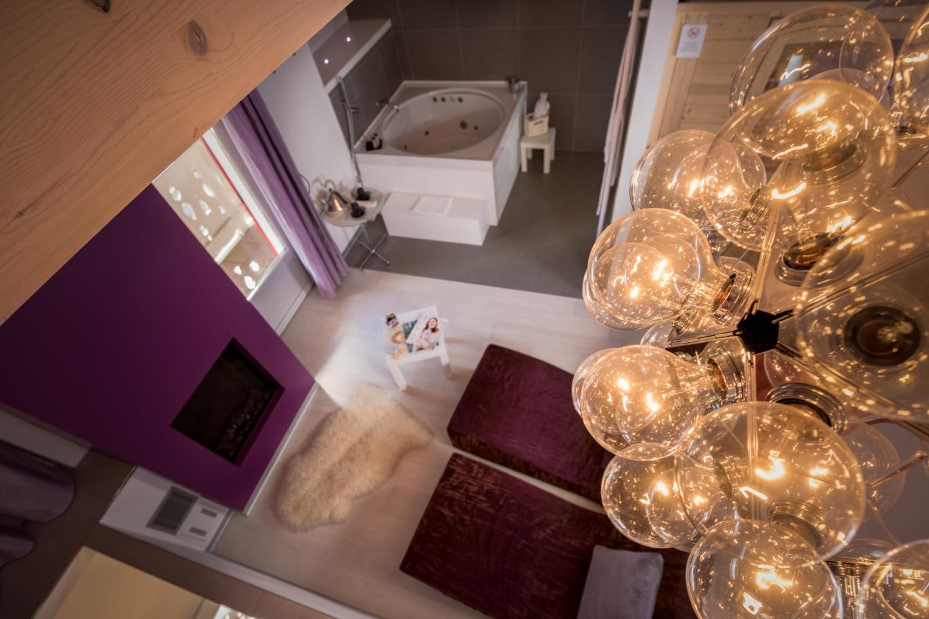 Duplex Suite with Private Sauna, Jacuzzi and Fireplace photo 3
