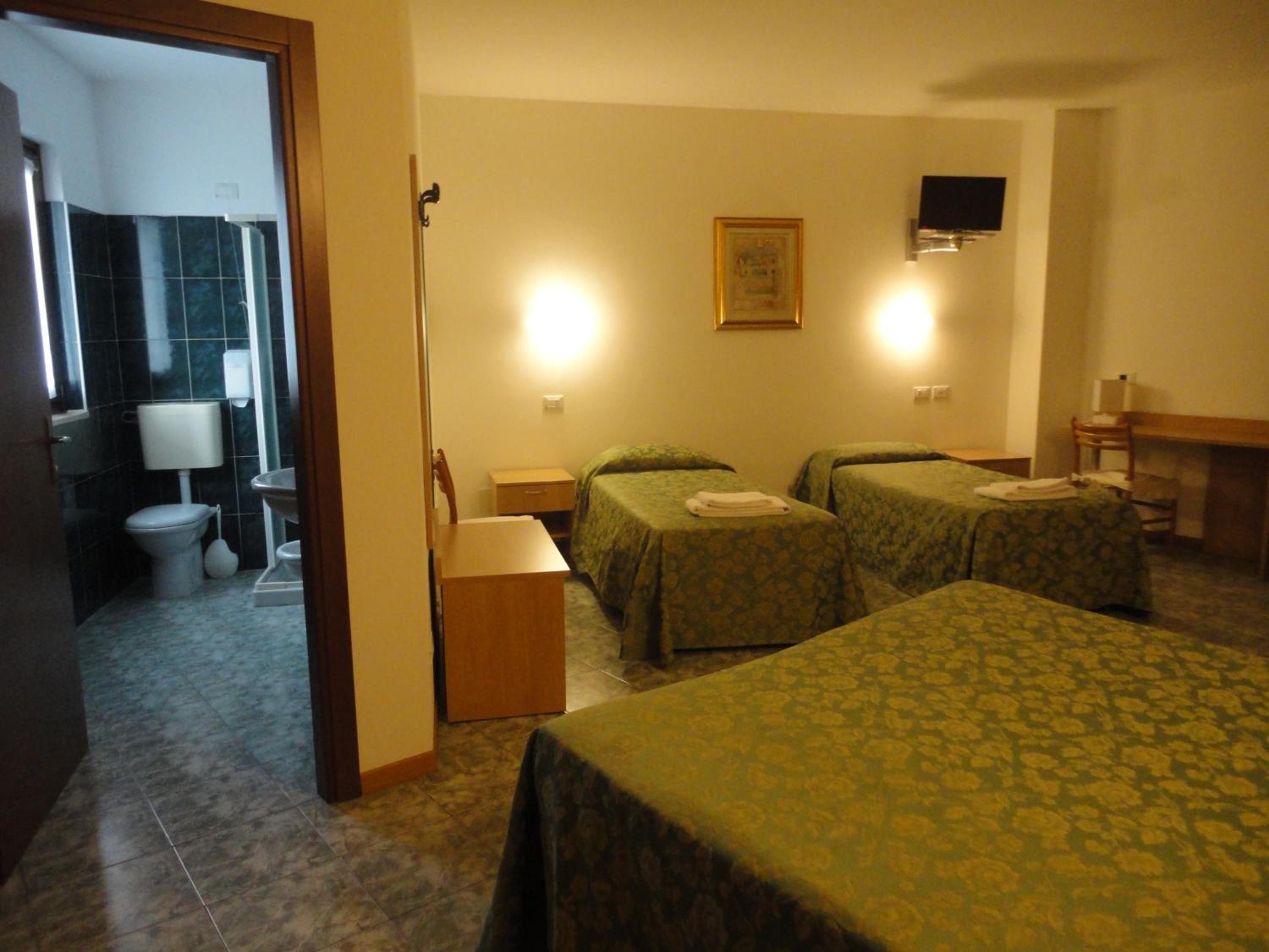 Quadruple Room - Photo 1