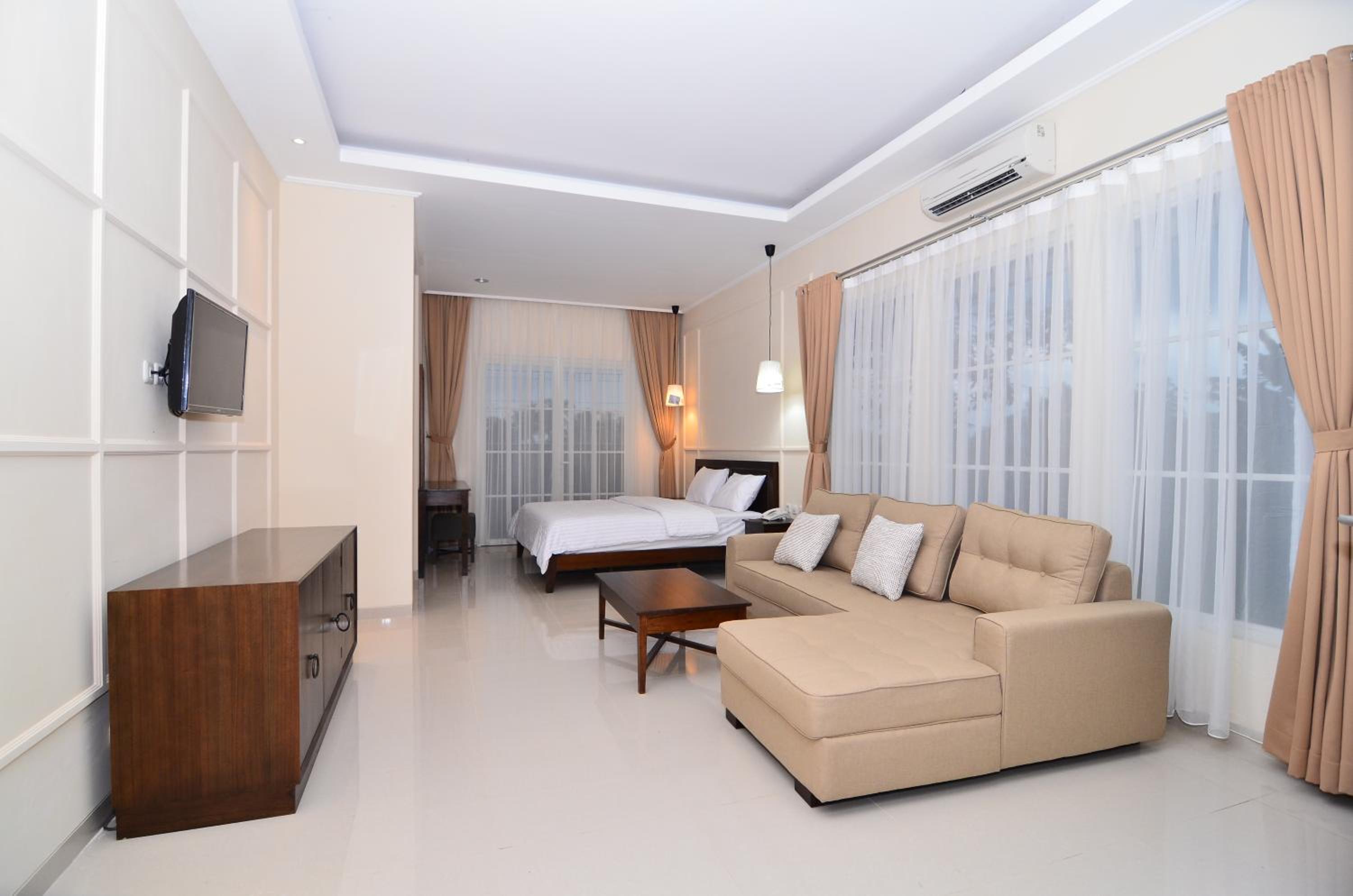 Junior Suite with Balcony - Photo 2
