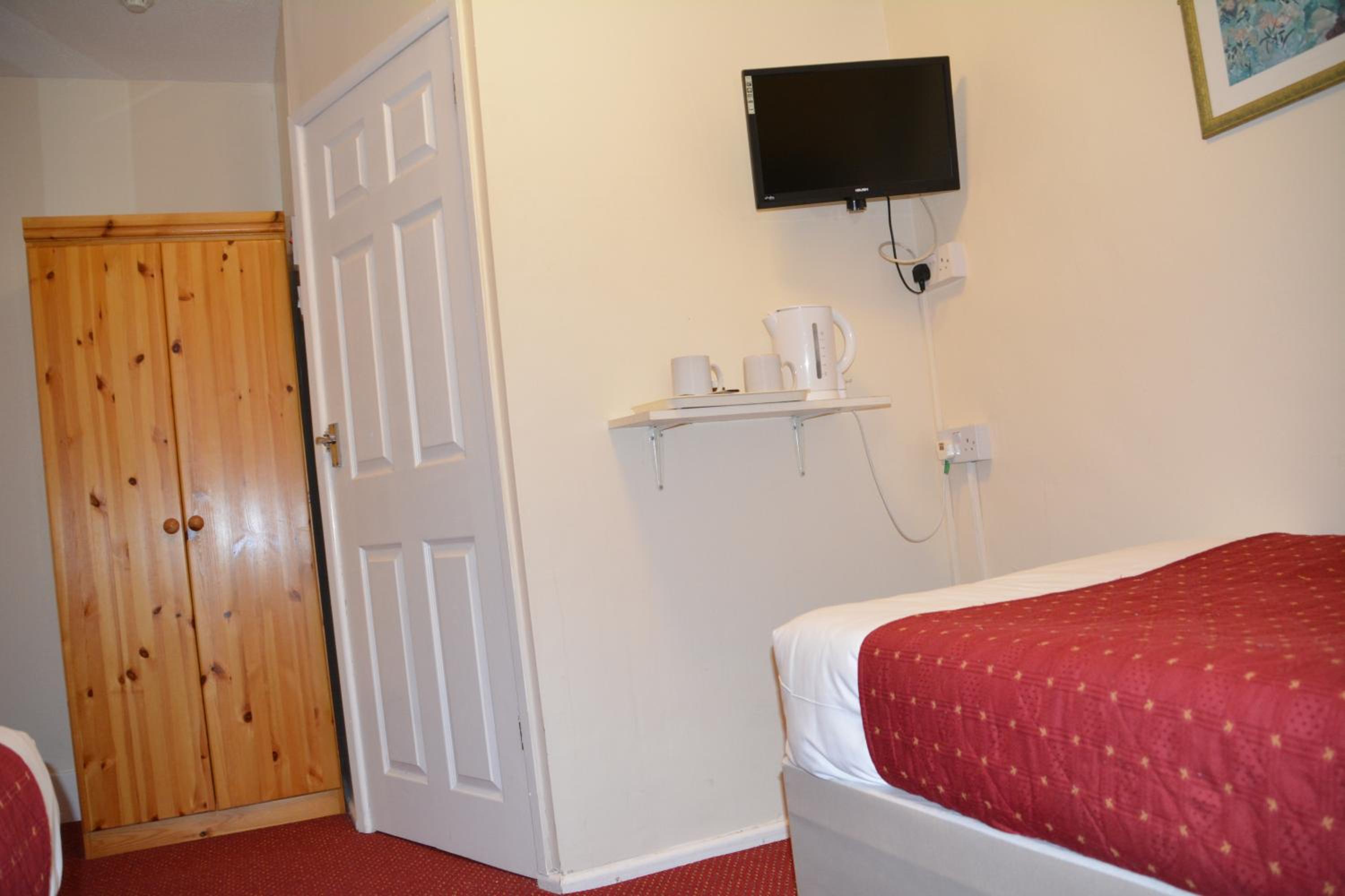 Twin Room with Private Bathroom - Photo 8