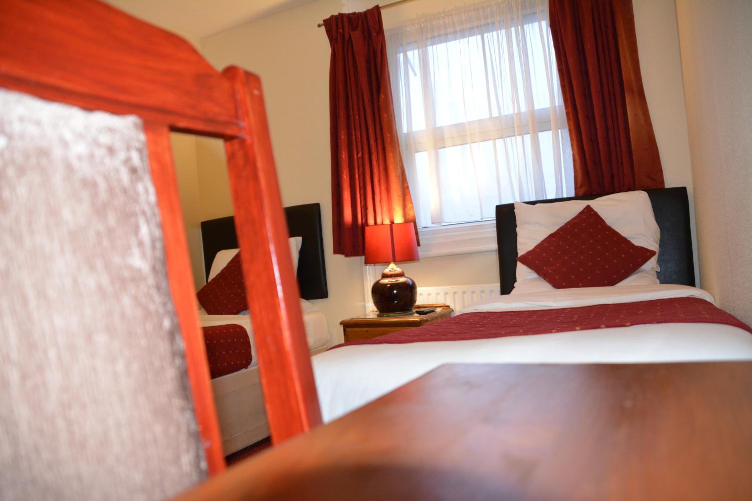 Twin Room with Private Bathroom - Photo 9