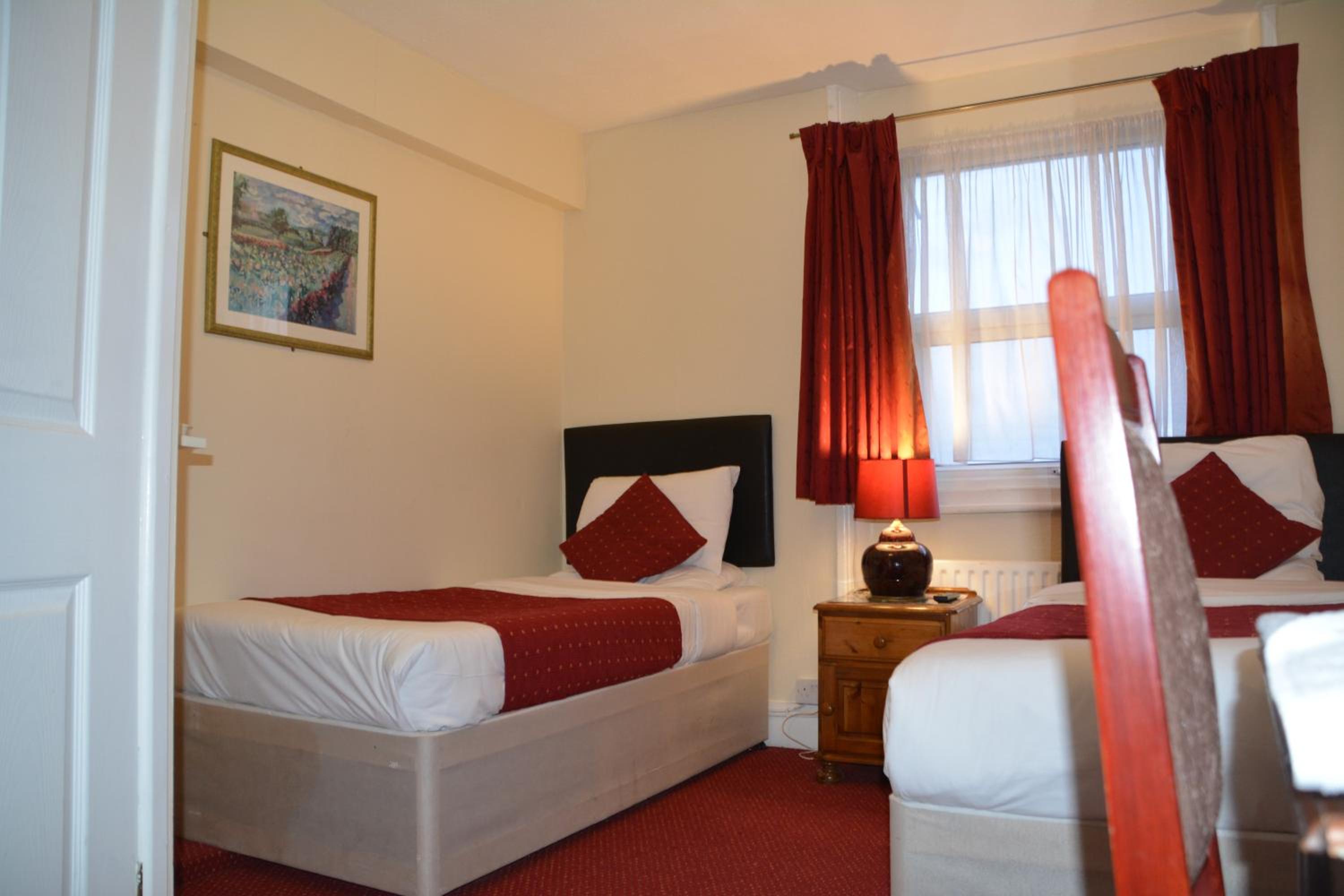 Twin Room with Private Bathroom - Photo 10