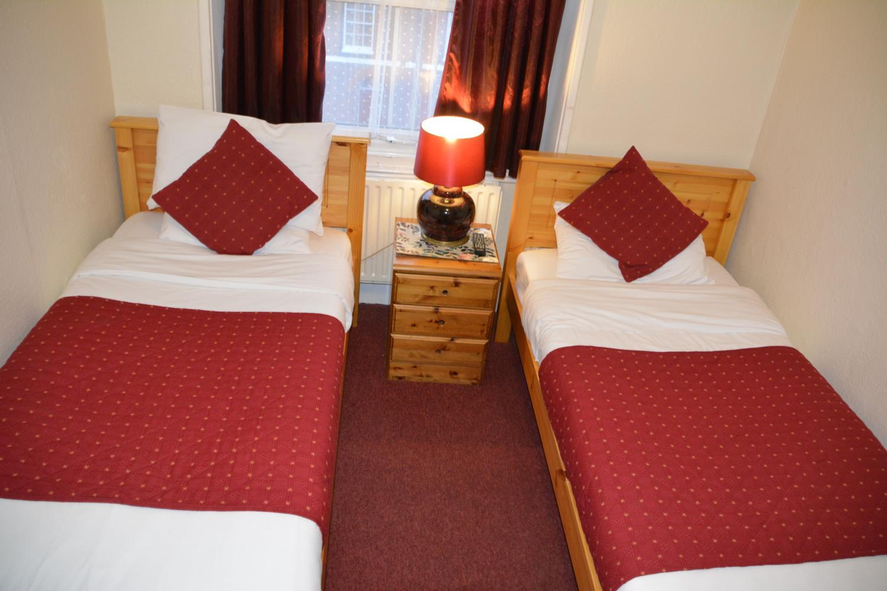 Twin Room with Private Bathroom - Photo 11