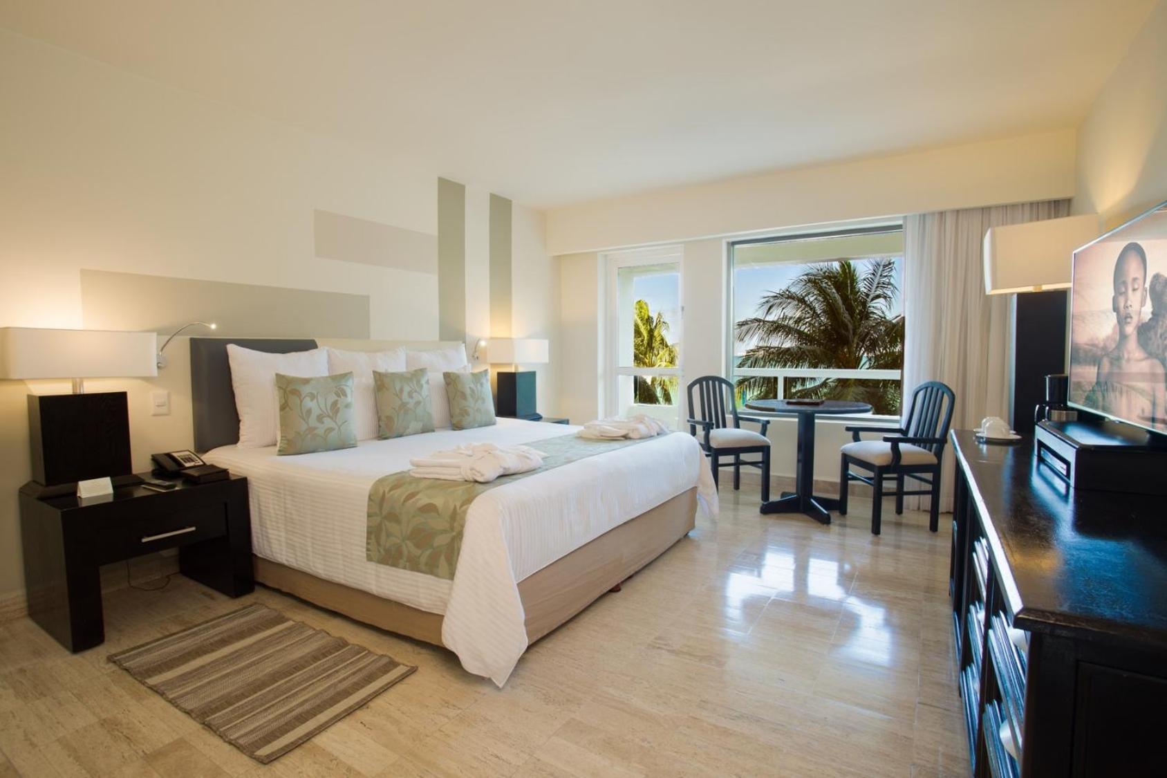 Deluxe Partial Ocean View with Balcony thumbnail 6