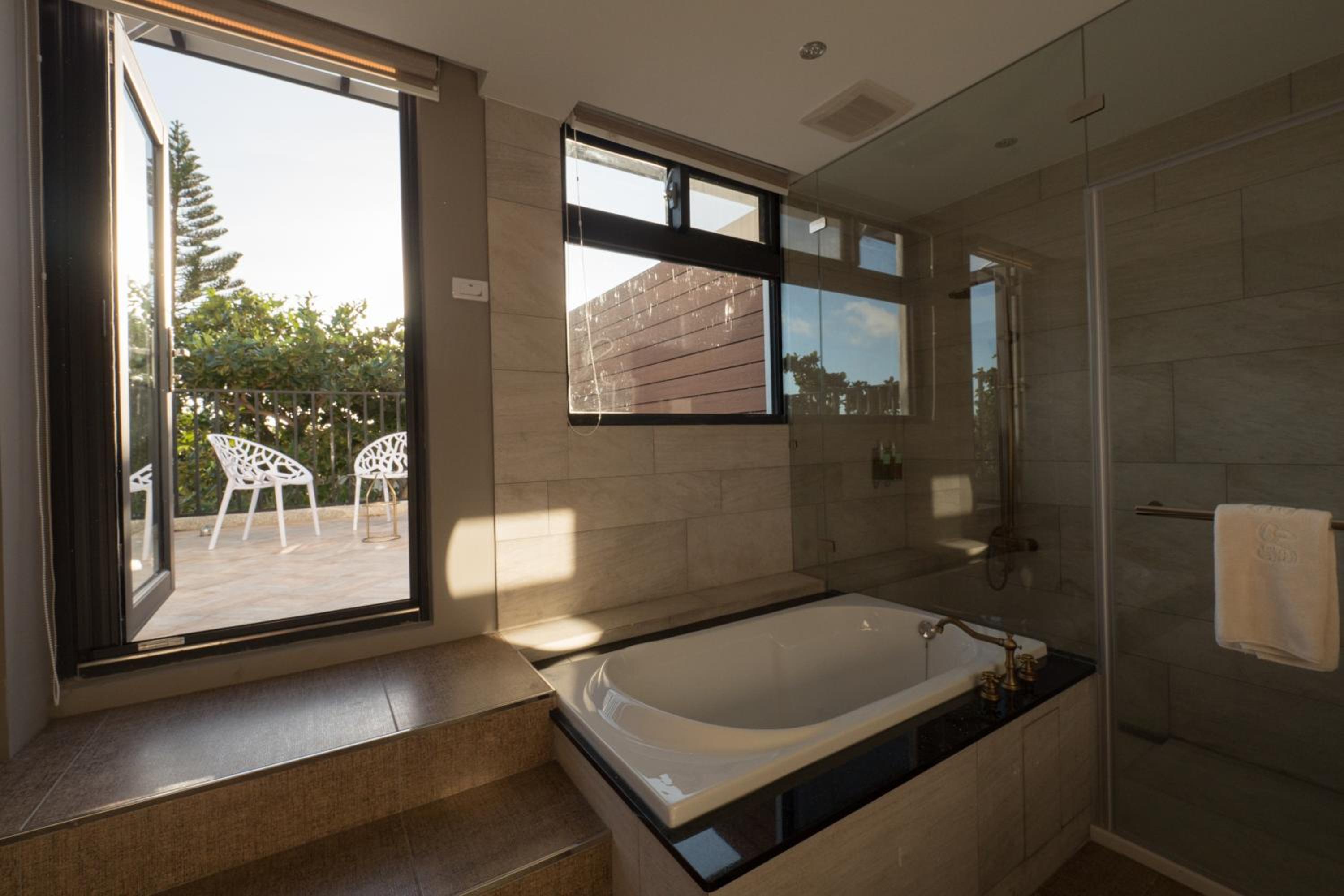 Quadruple Room with Balcony - Photo 5
