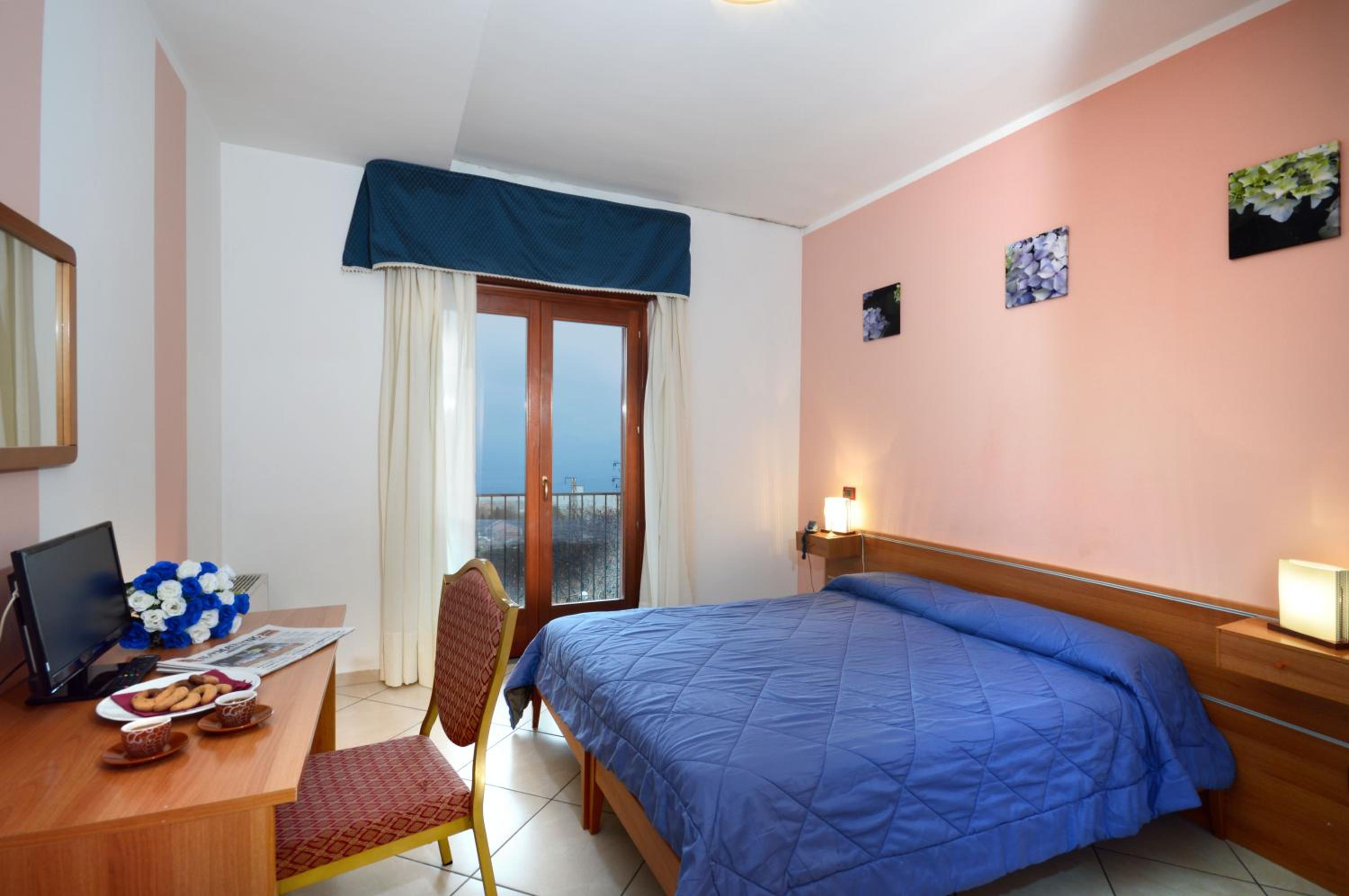 Double Room with Balcony - Photo 5