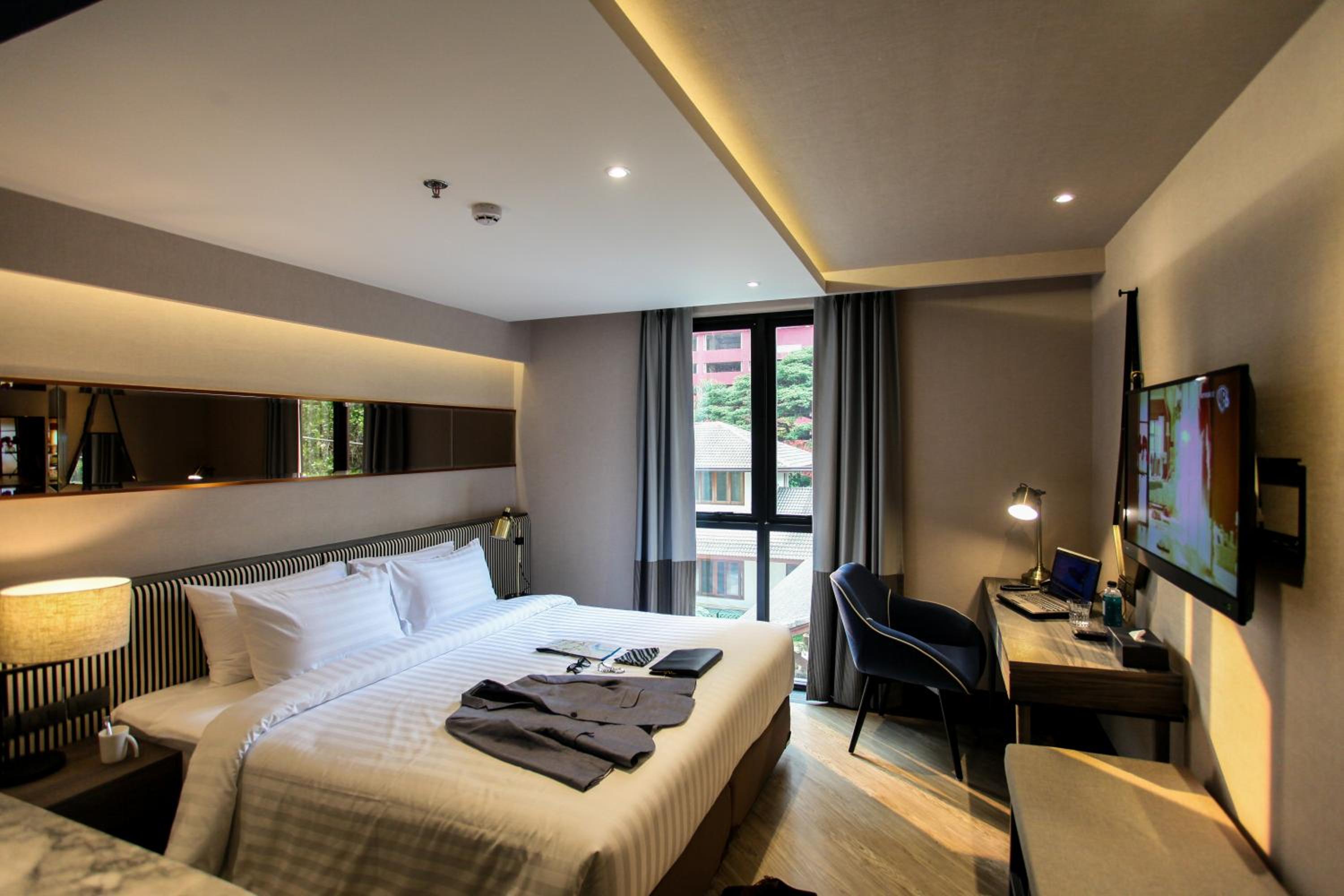 Deluxe King Room with One King Bed (Non Smoking) photo 2