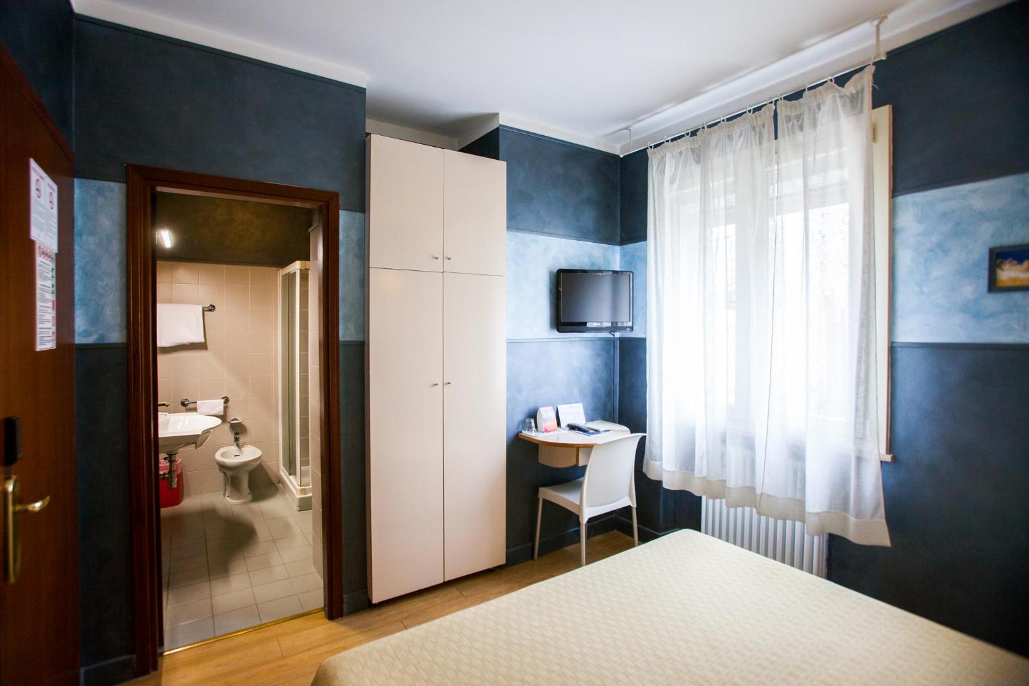 Economy Double Room - Photo 11
