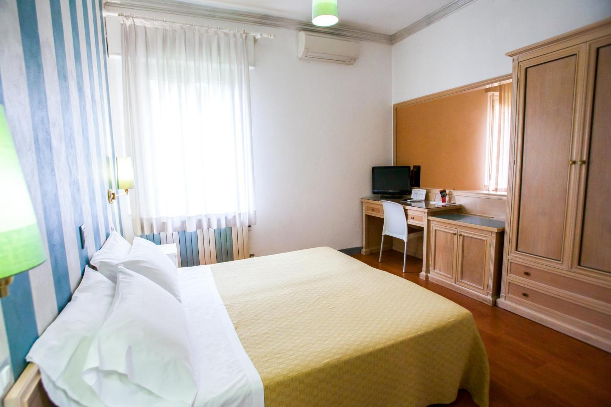 Classic Double or Twin Room - Photo 17