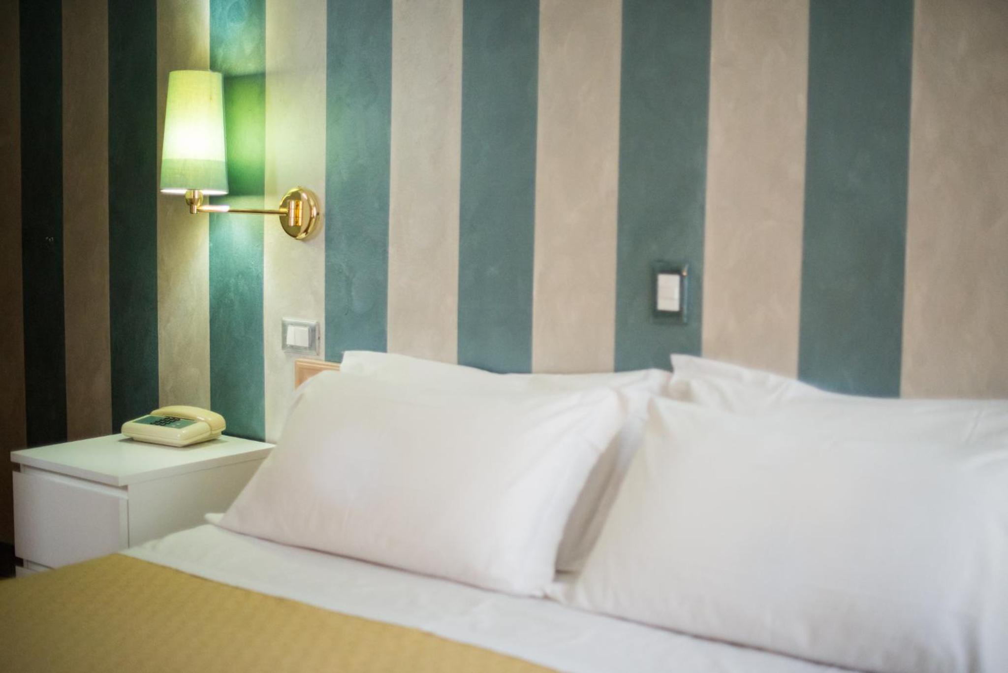 Classic Double or Twin Room - Photo 22