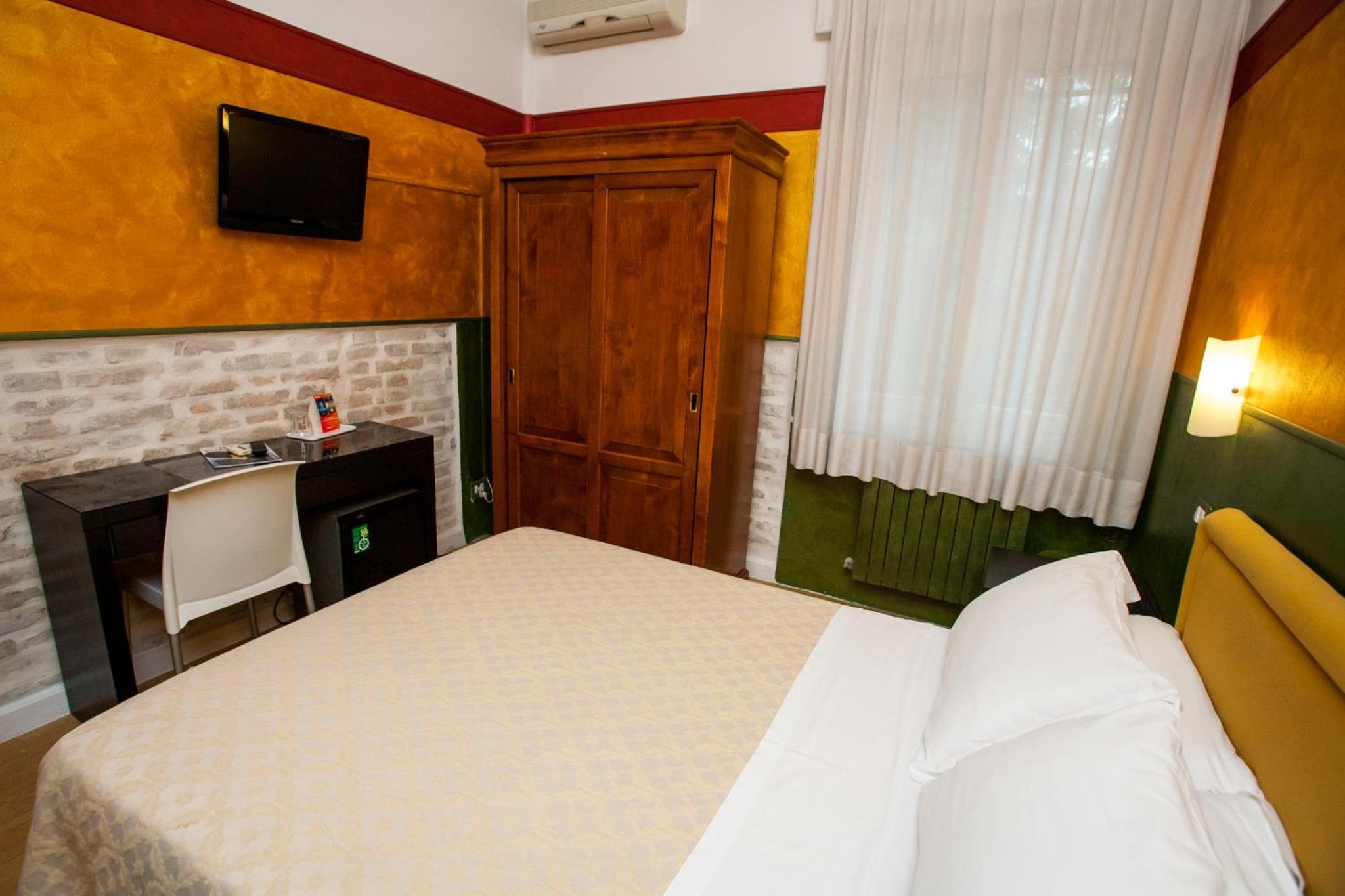 Classic Double or Twin Room - Photo 13