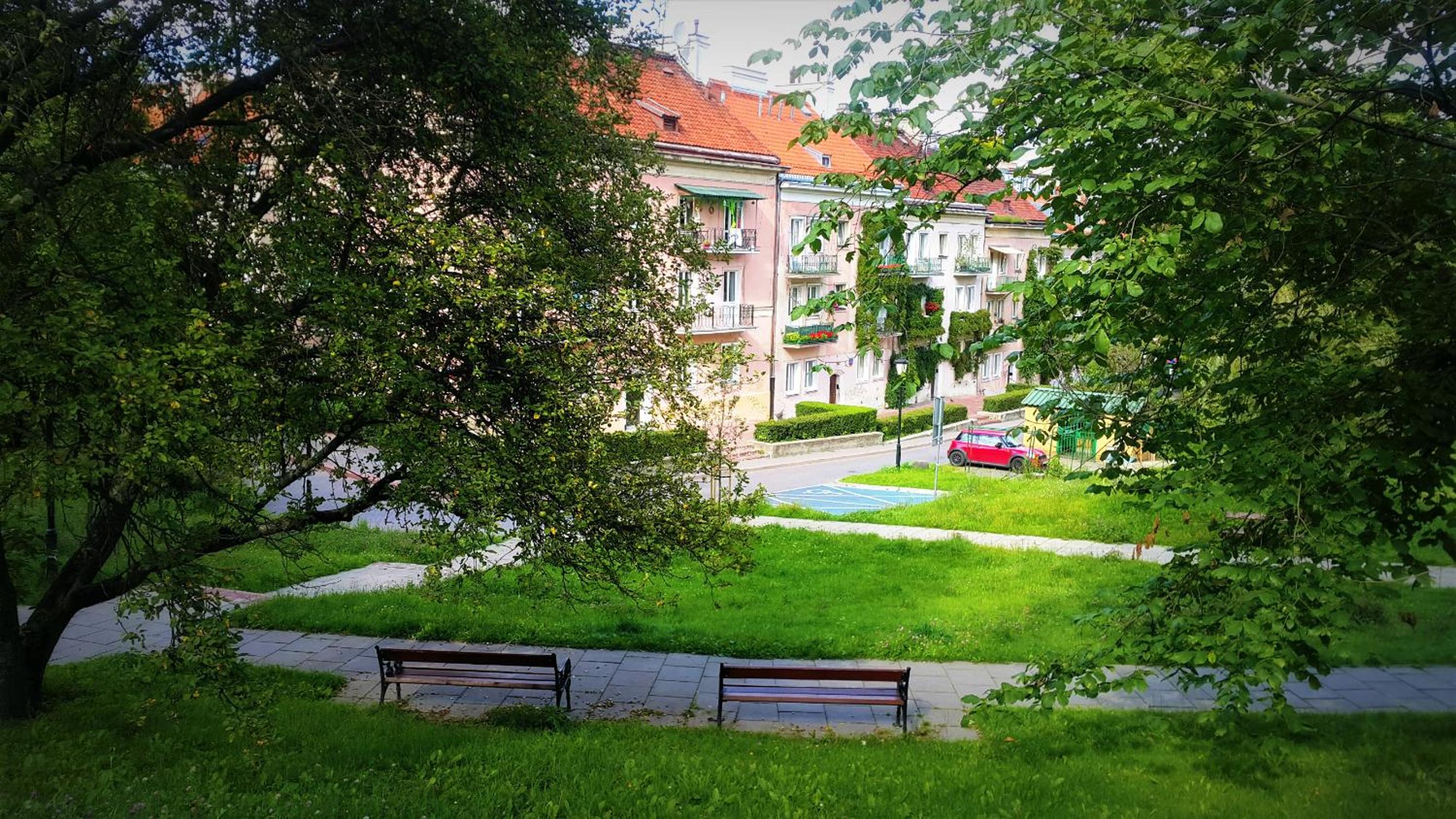 Apartment with Balcony - Photo 3
