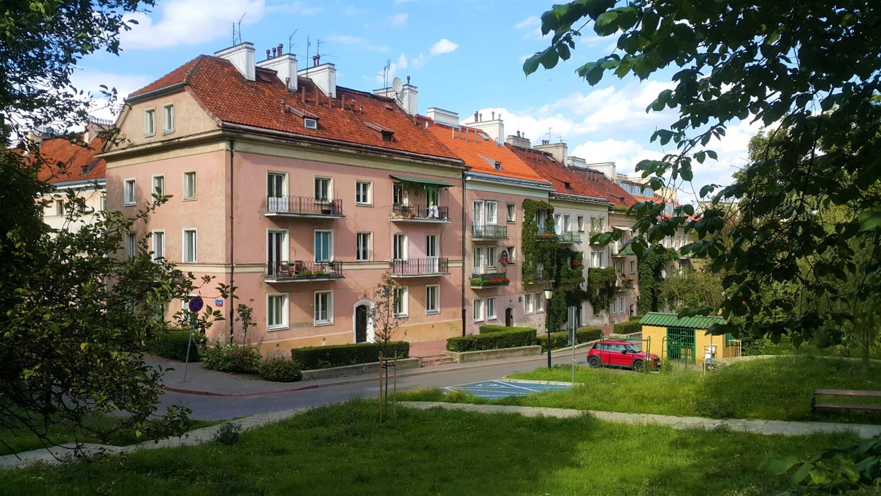 Apartment with Balcony - Photo 4