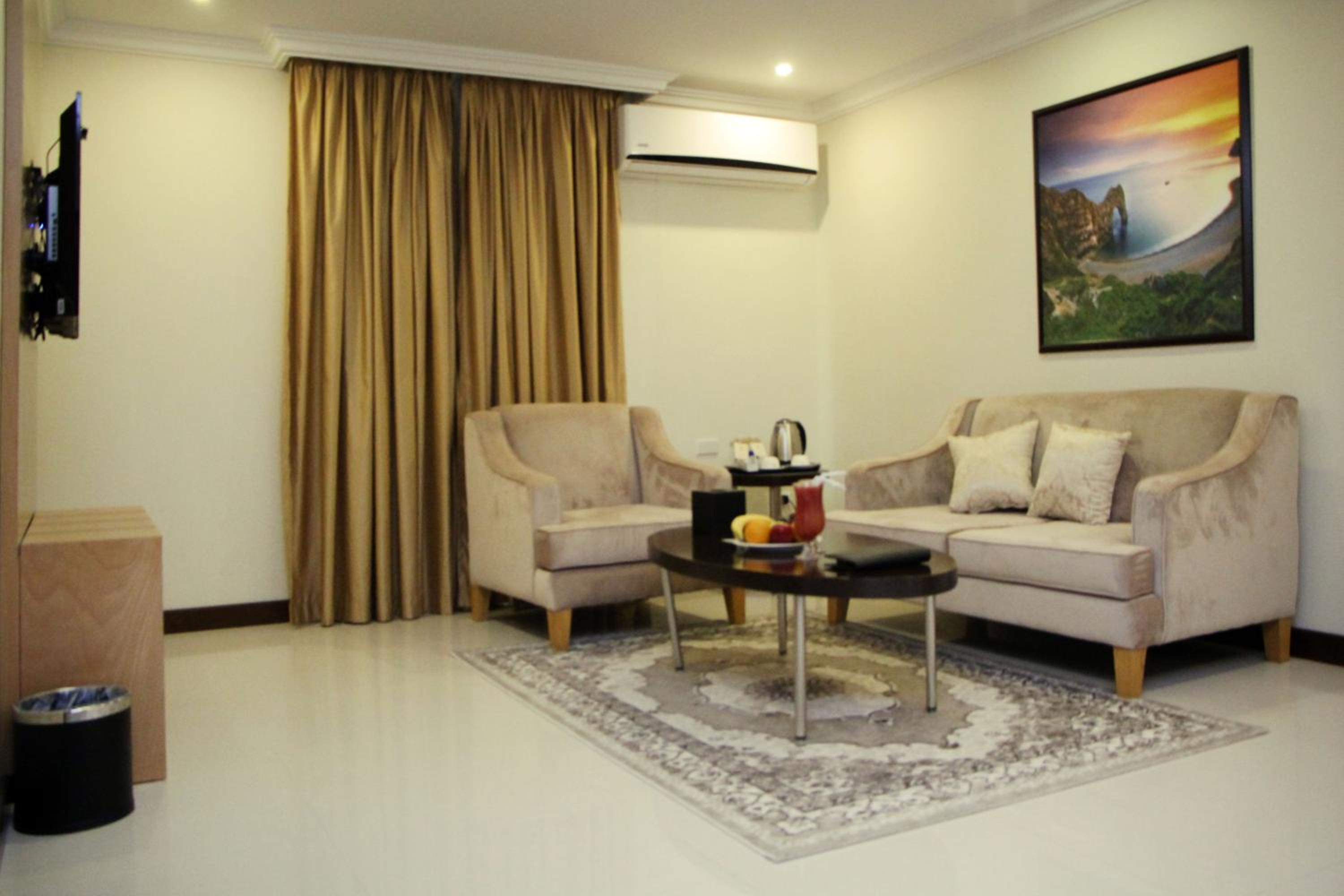One-Bedroom Apartment photo 1