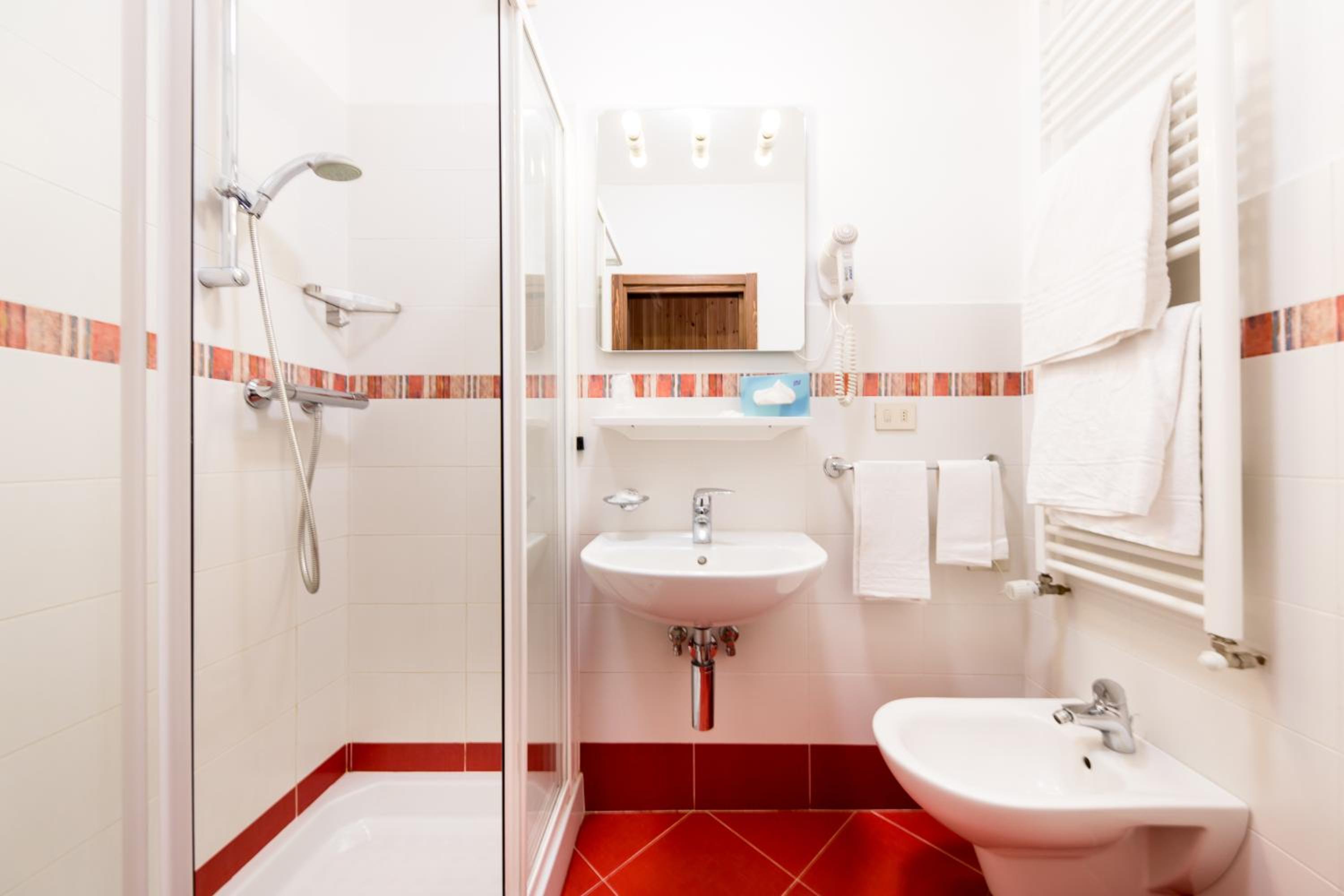 Standard Double or Twin Room - Photo 2