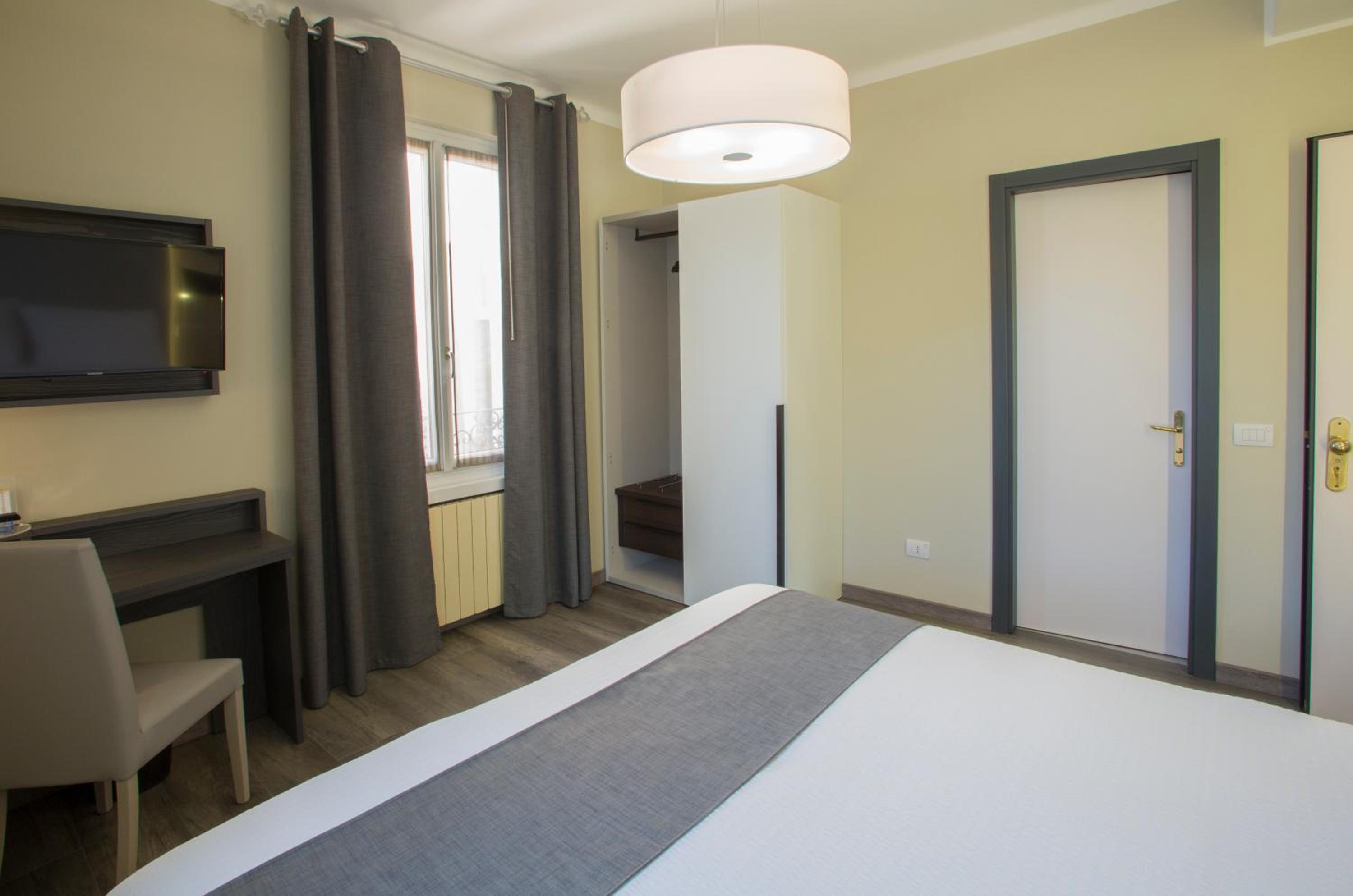Double or Twin Room - Photo 10