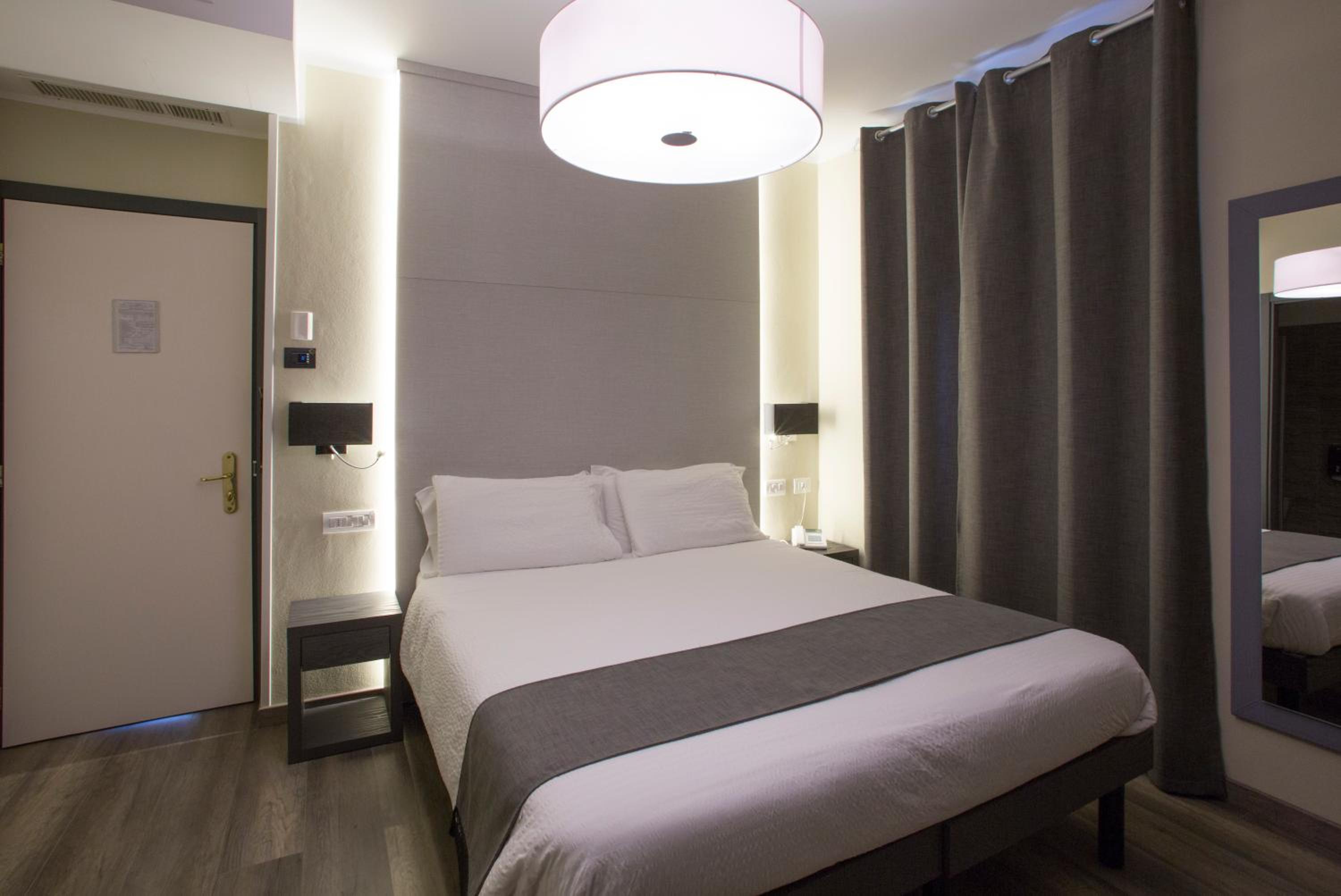 Double or Twin Room - Photo 9
