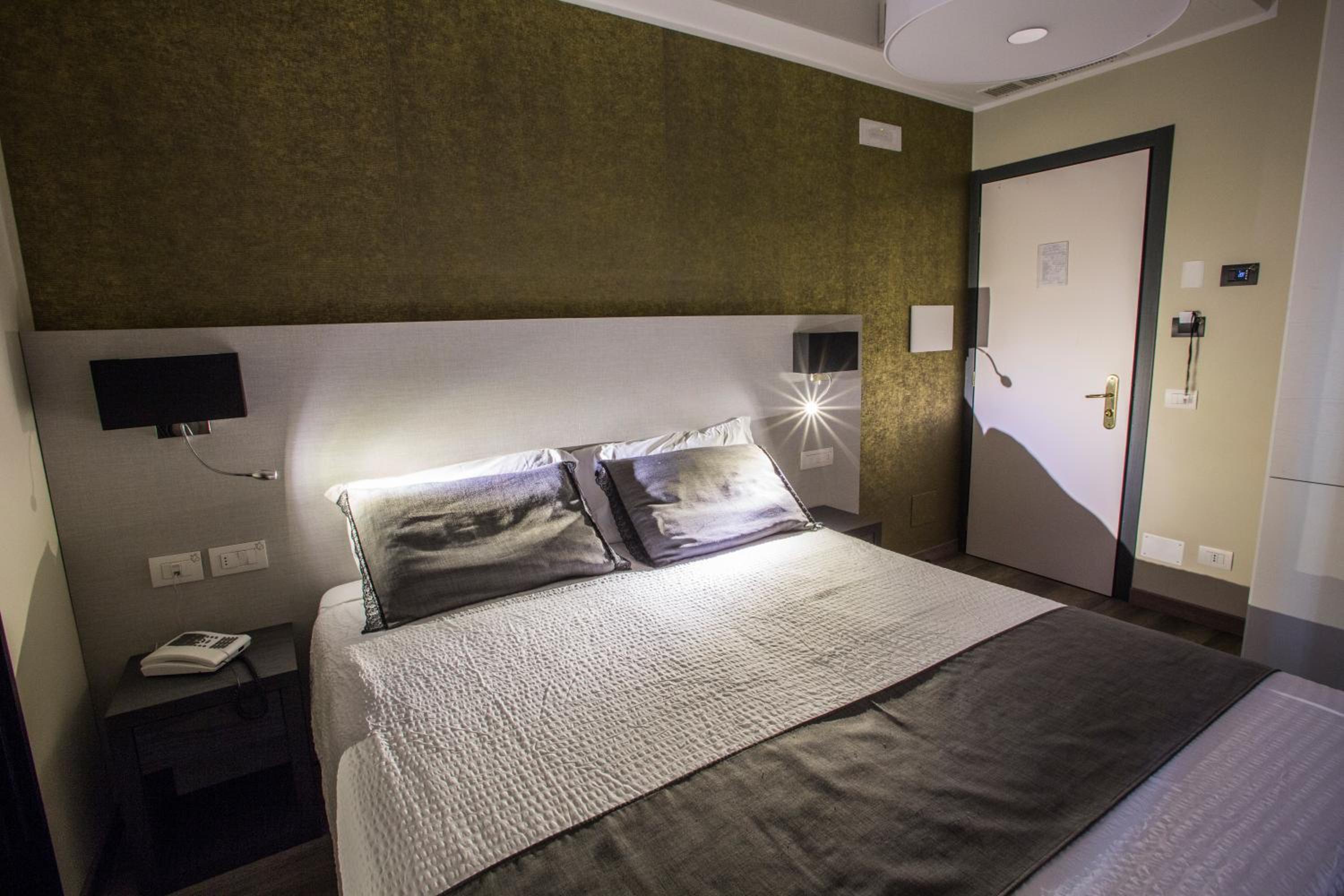 Double or Twin Room - Photo 8