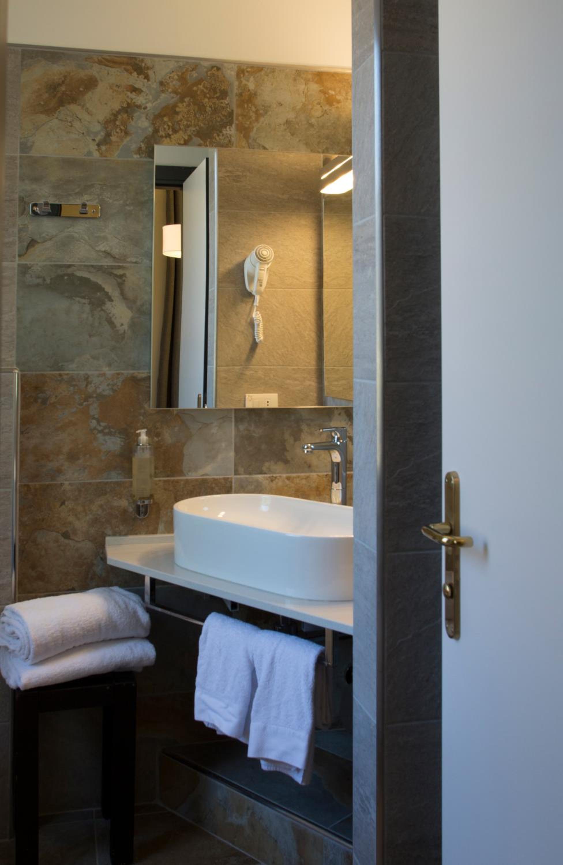 Double or Twin Room - Photo 13