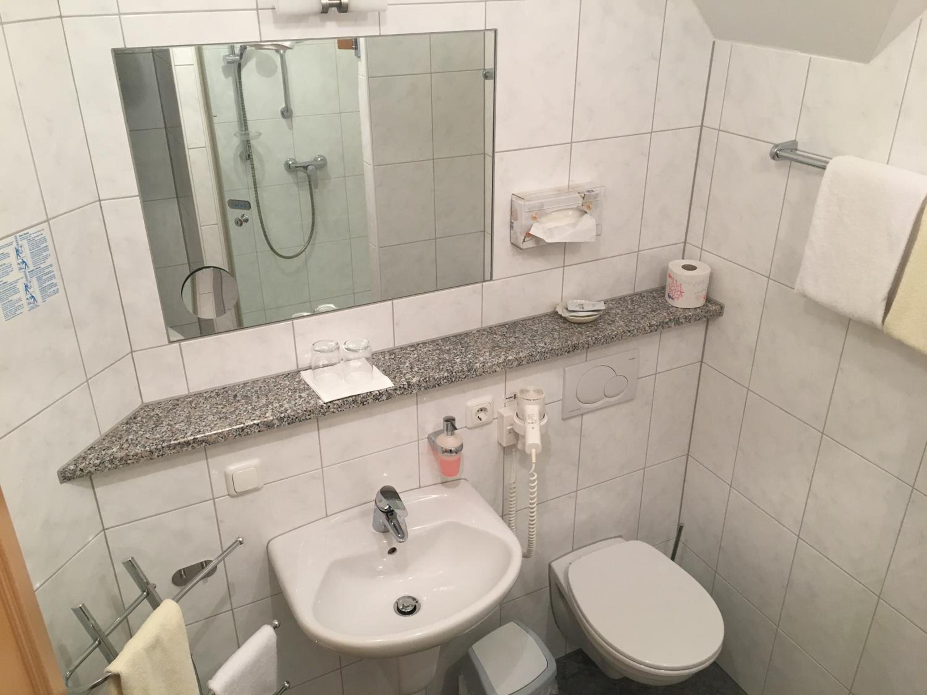 Budget Double Room - Photo 7