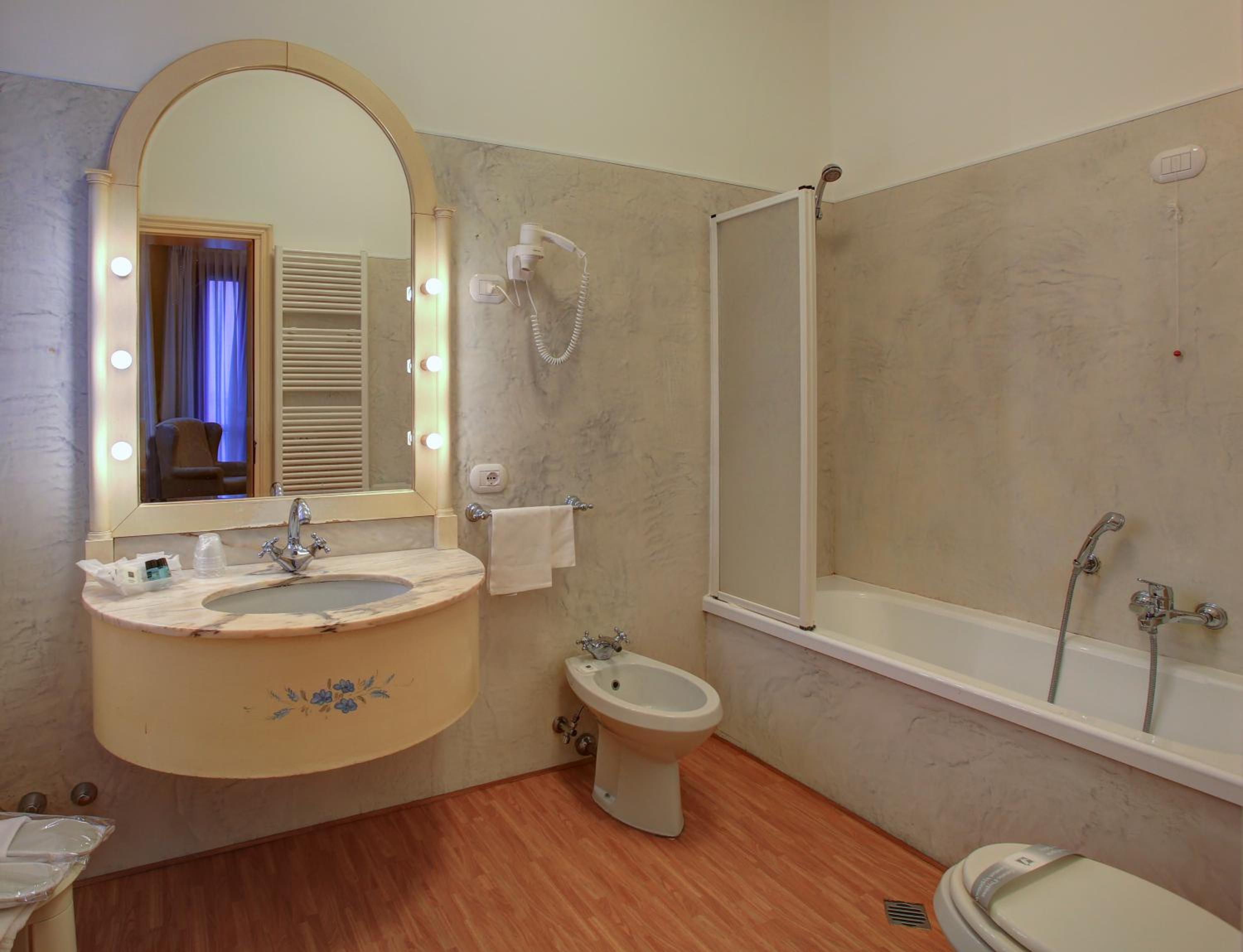 Deluxe King Room photo 3