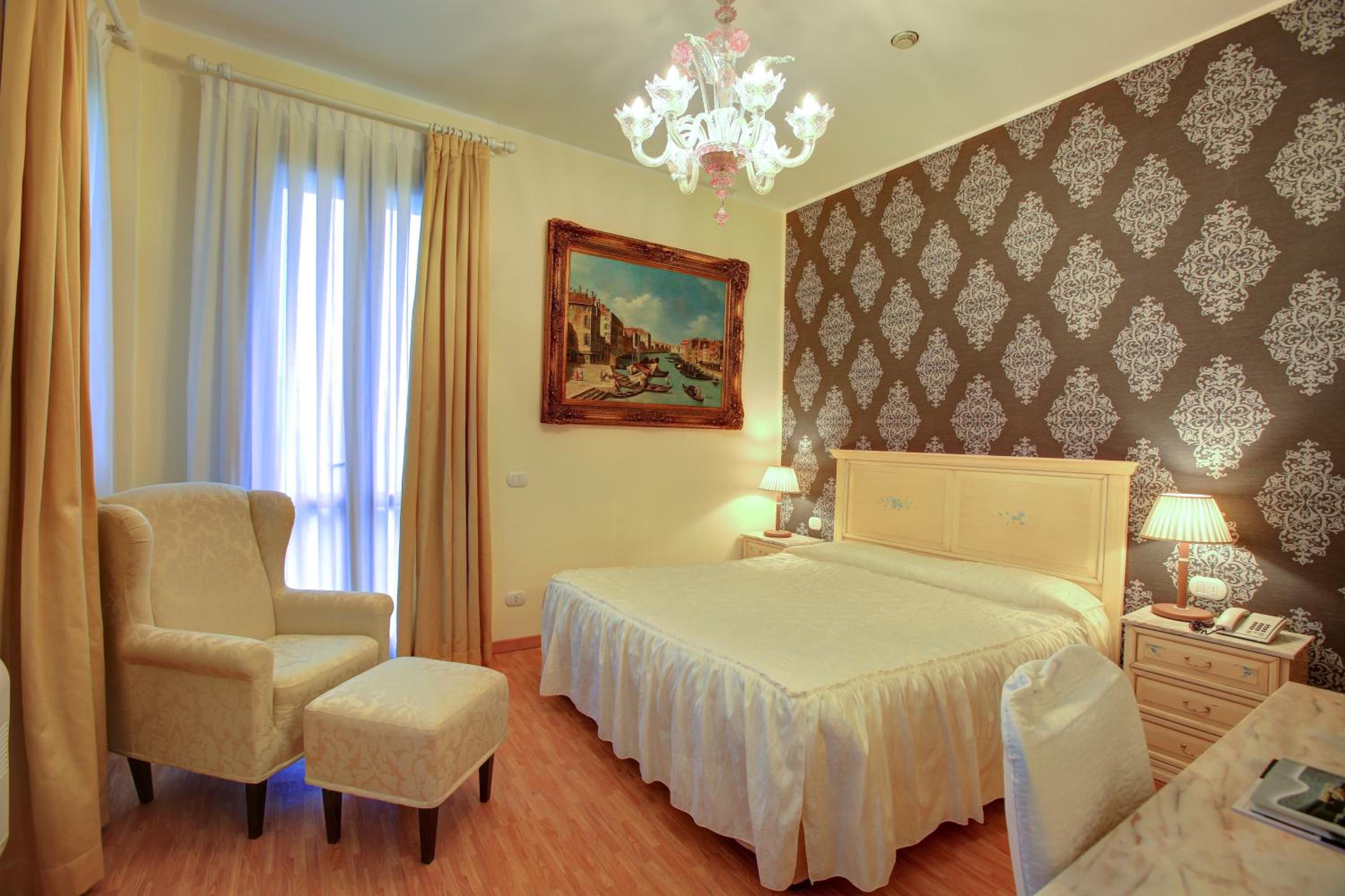 Deluxe King Room photo 3