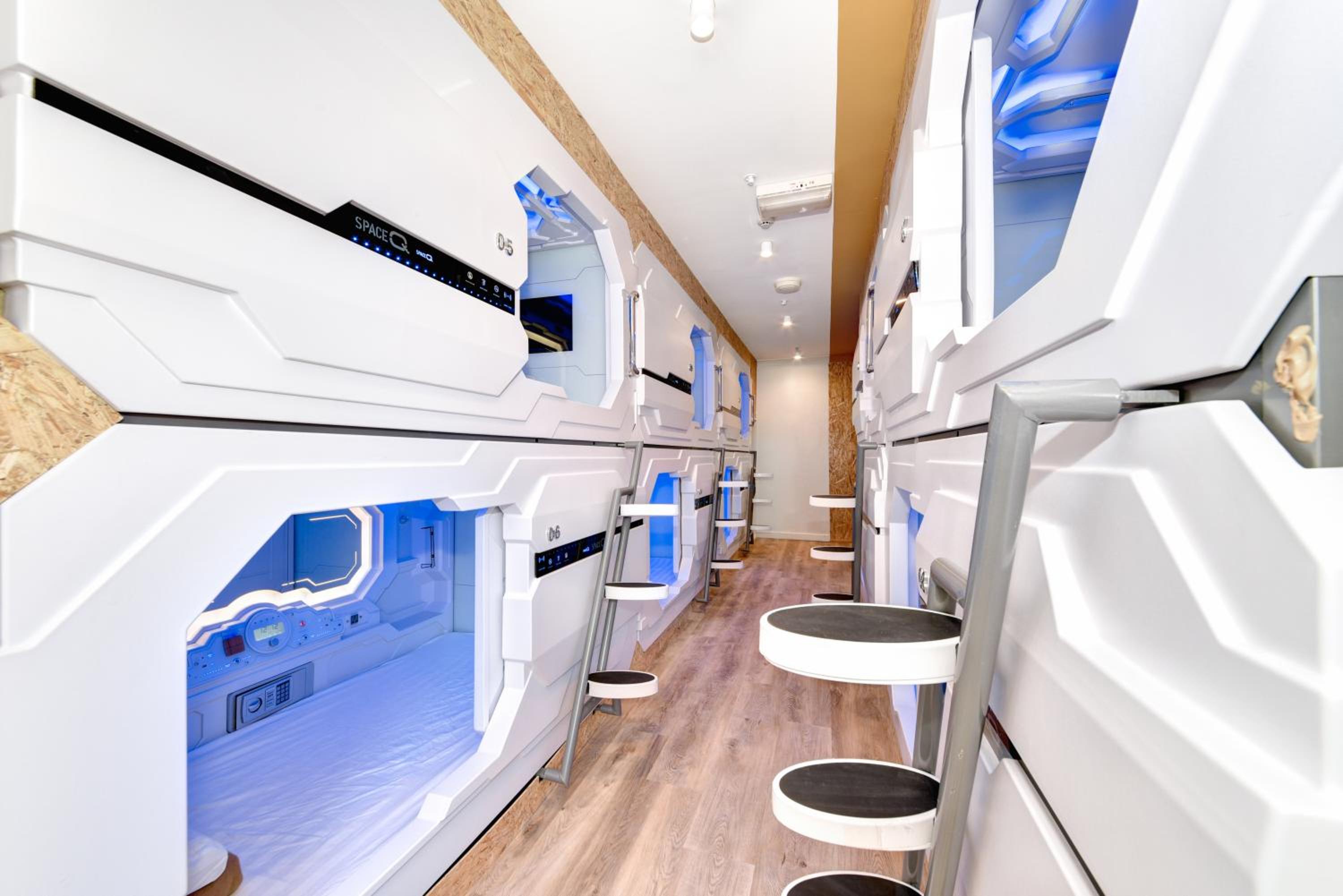 Deluxe Side-Entrance Capsule - Single Bed photo 2