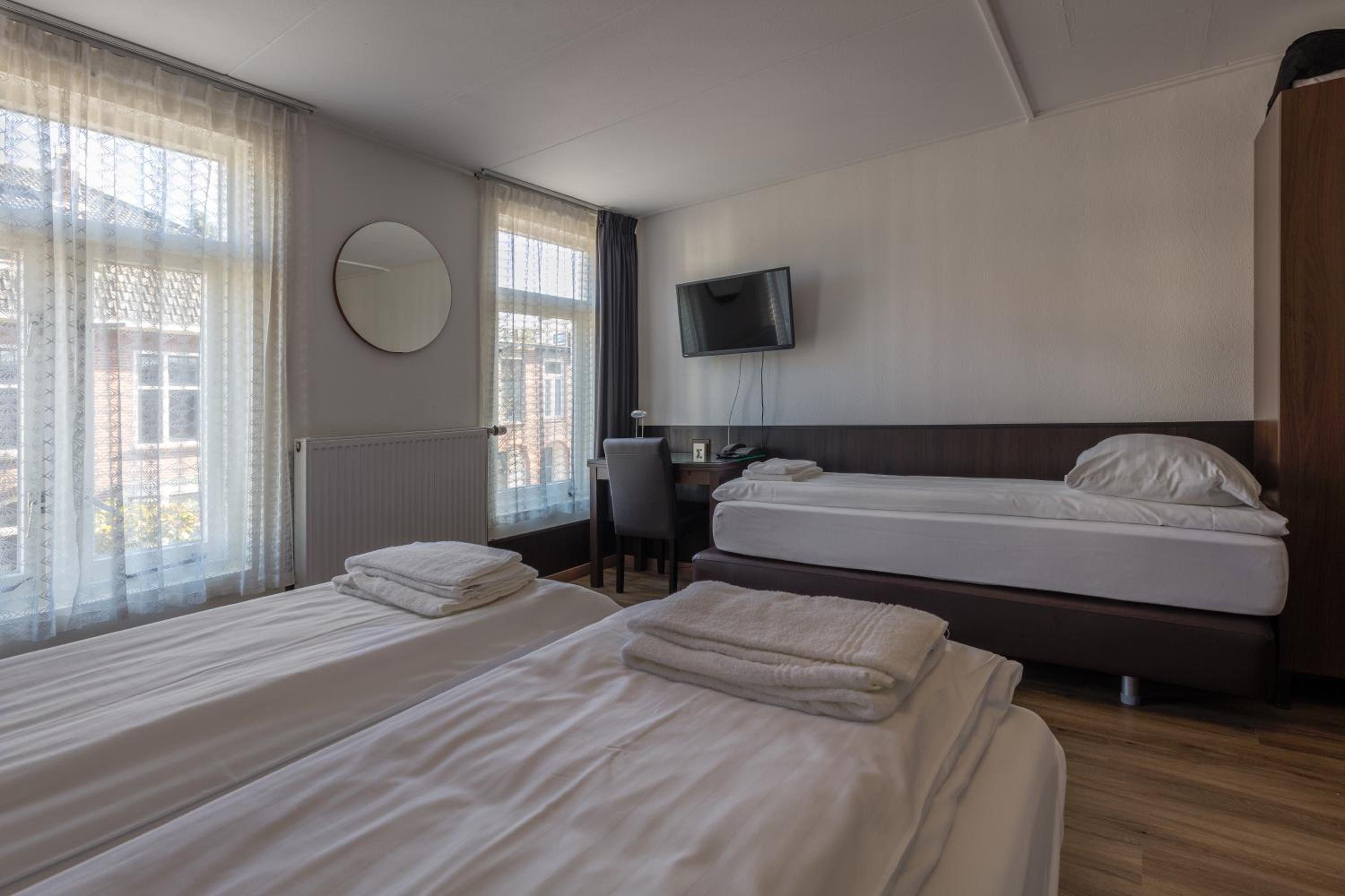 Quadruple Room with Bathroom - Photo 5